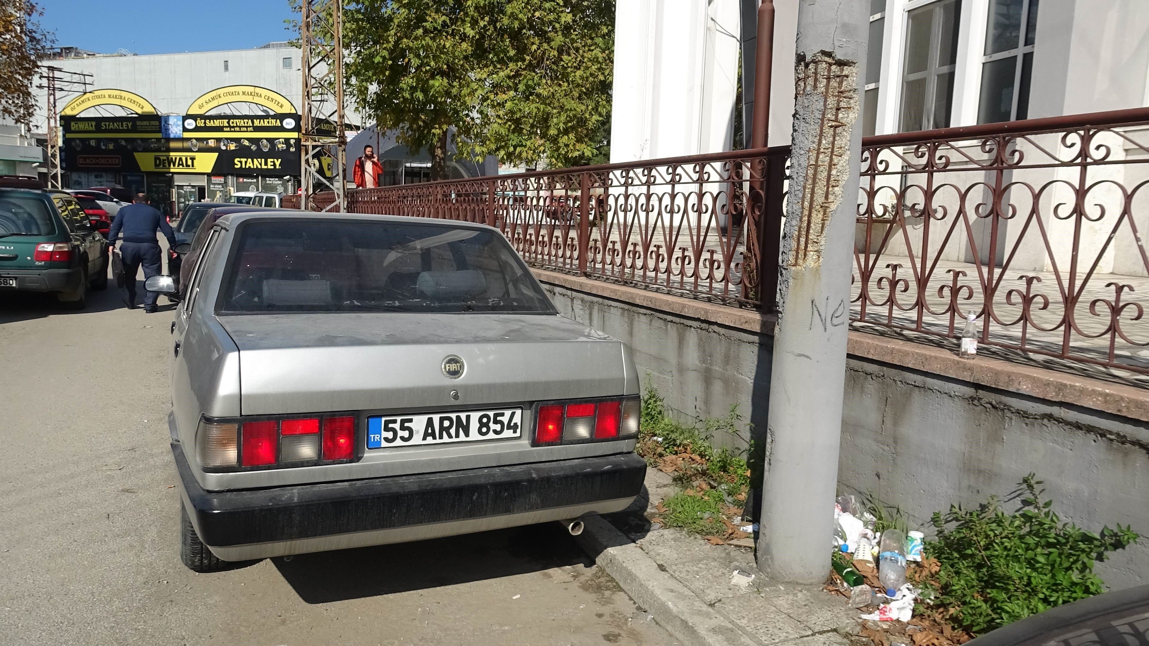 Kaldırımı Kapatan Elektrik Direkleri Yayalara Geçit Vermiyor