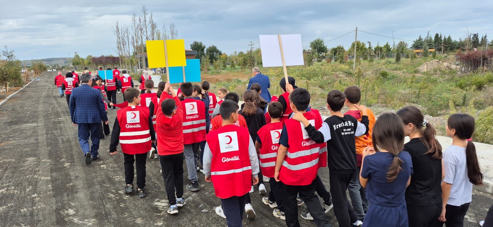 Kızılay’dan; Nazmiye Demirel Ortaokulu Öğrencileriyle Anlamlı Yürüyüş (6)