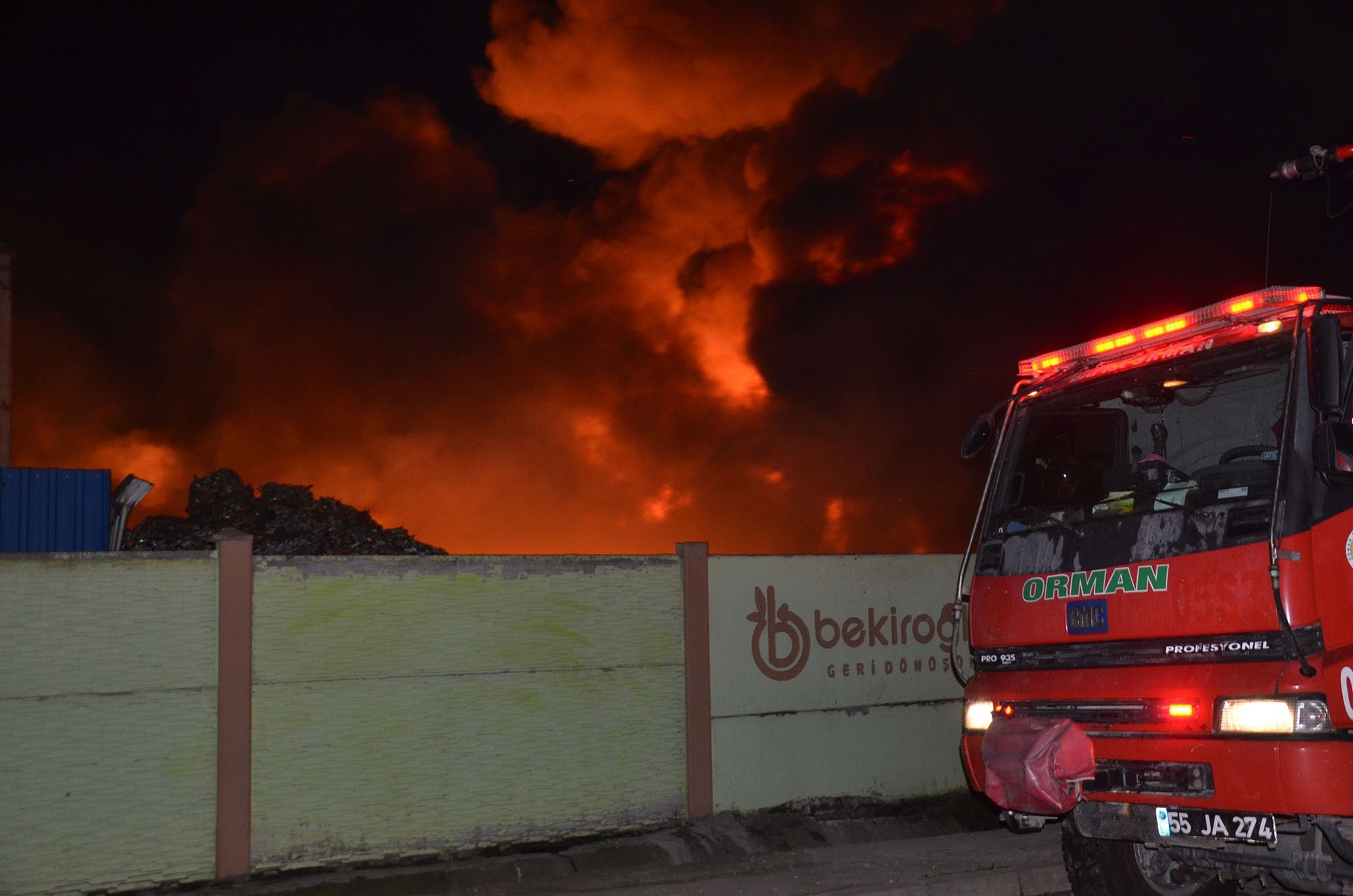 Samsun Bafra Osb’de Geri Dönüşüm Tesisinde Yangın (1)