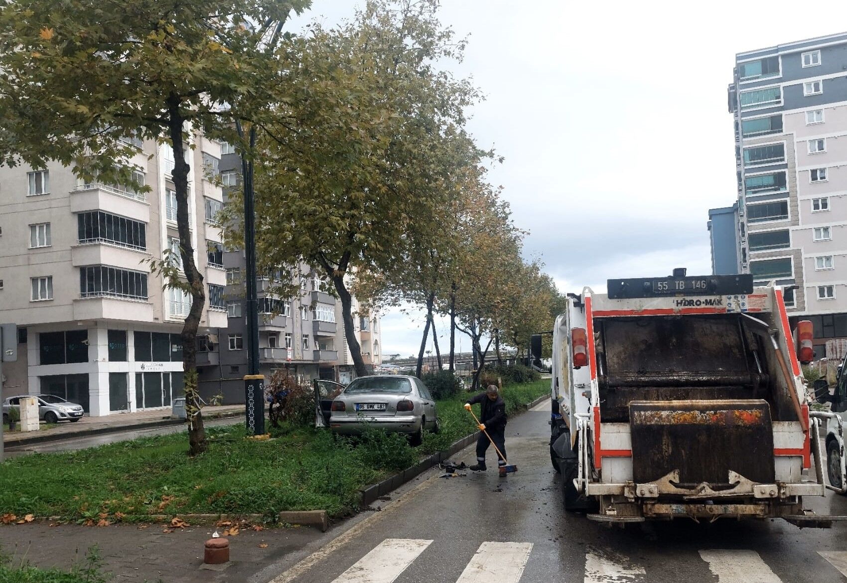 Samsun’da Otomobil Çöp Kamyonuna Çarptı
