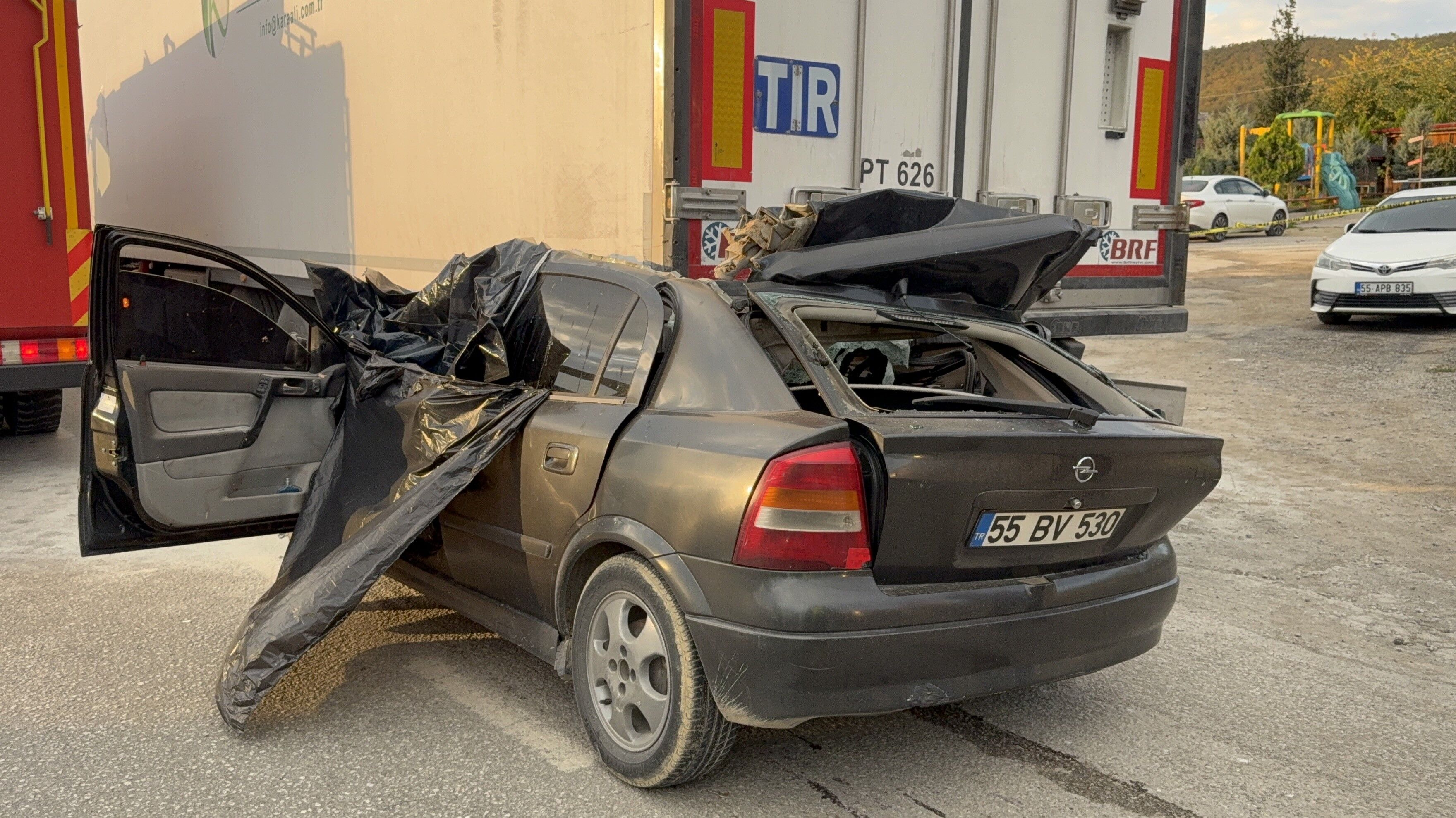 Samsun'da Otomobil Tırın Altına Girdi 23 Yaşındaki Sürücü Hayatını Kaybetti (6)