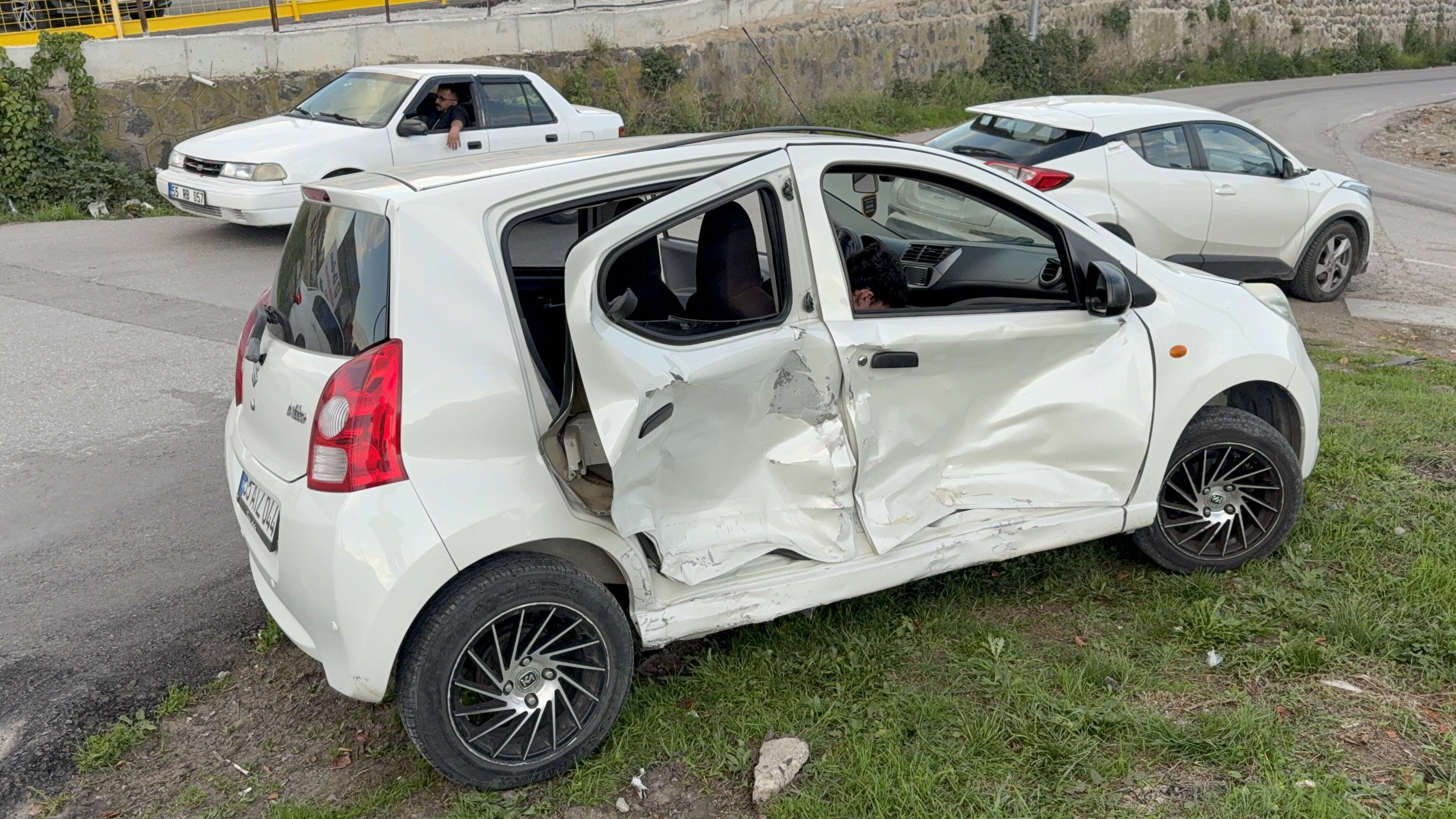 Kavşakta Iki Otomobil Çarpıştı 2 Yaralı (1)