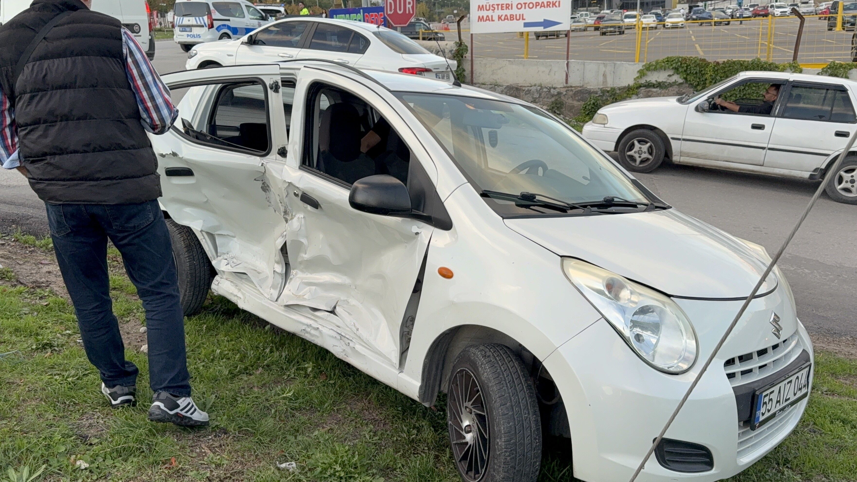 Kavşakta Iki Otomobil Çarpıştı 2 Yaralı (3)