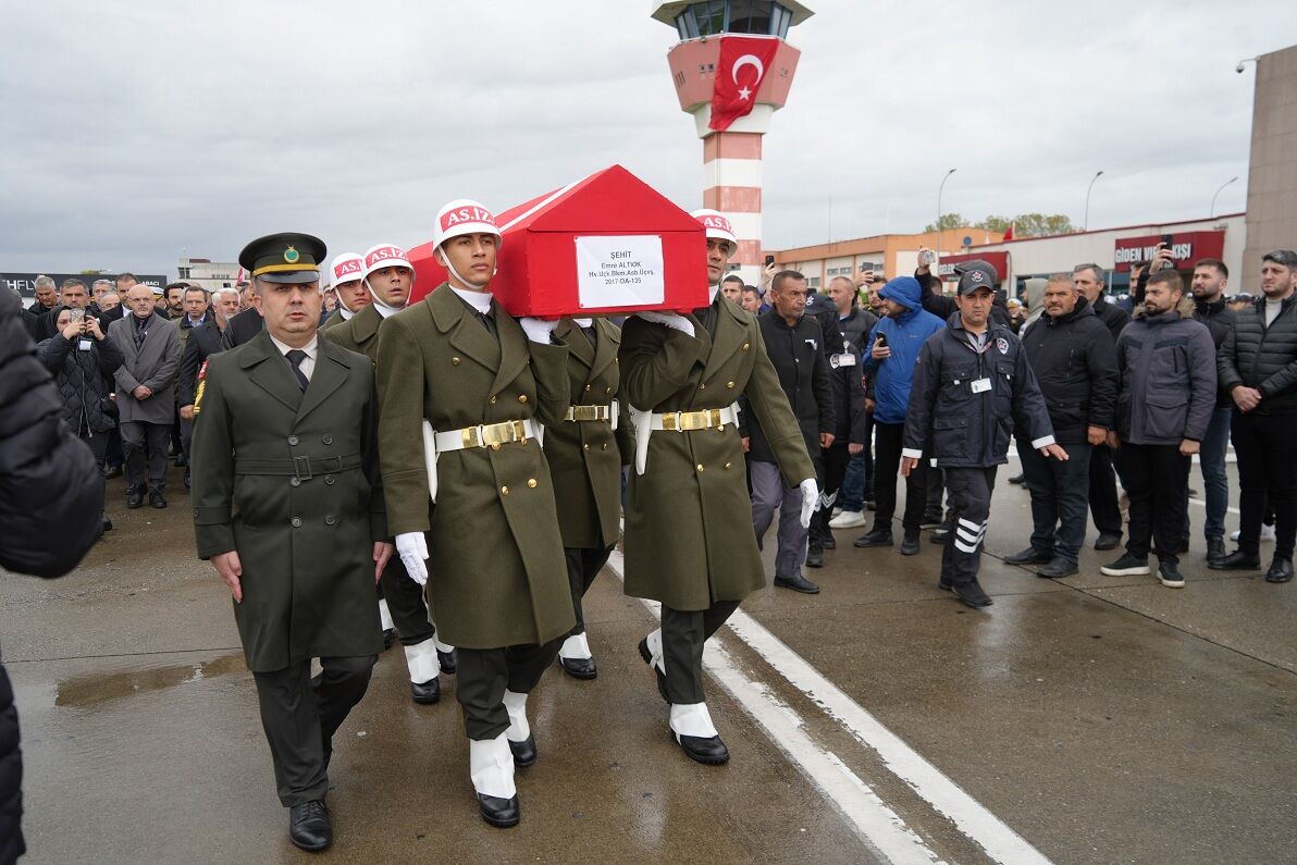 Şehit Altıok'un Cenazesi Samsun'a Getirildi (5)