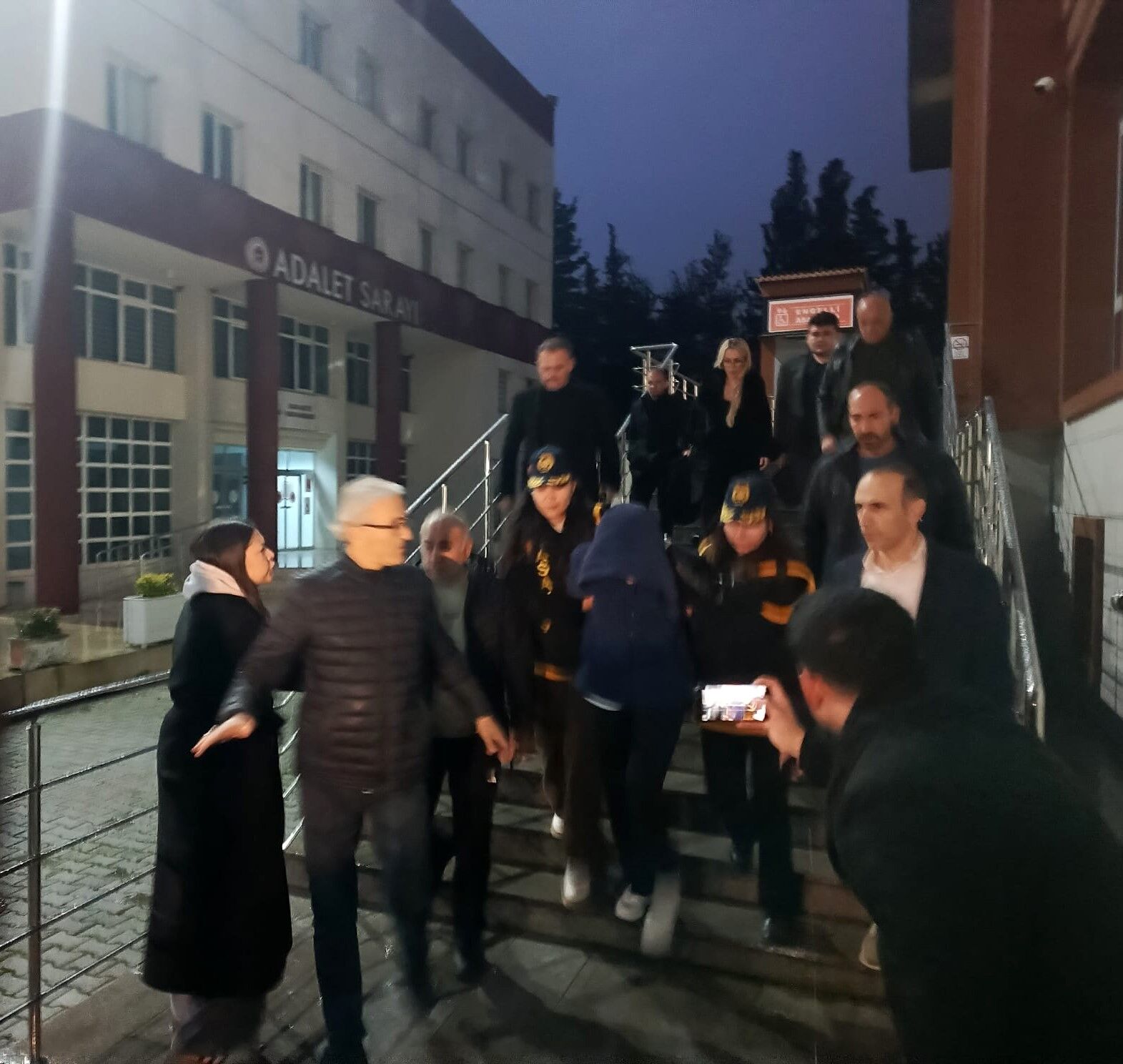 Güllü'nün Kızı Annesi Öldürme Suçlamasıyla Tutuklandı (2)