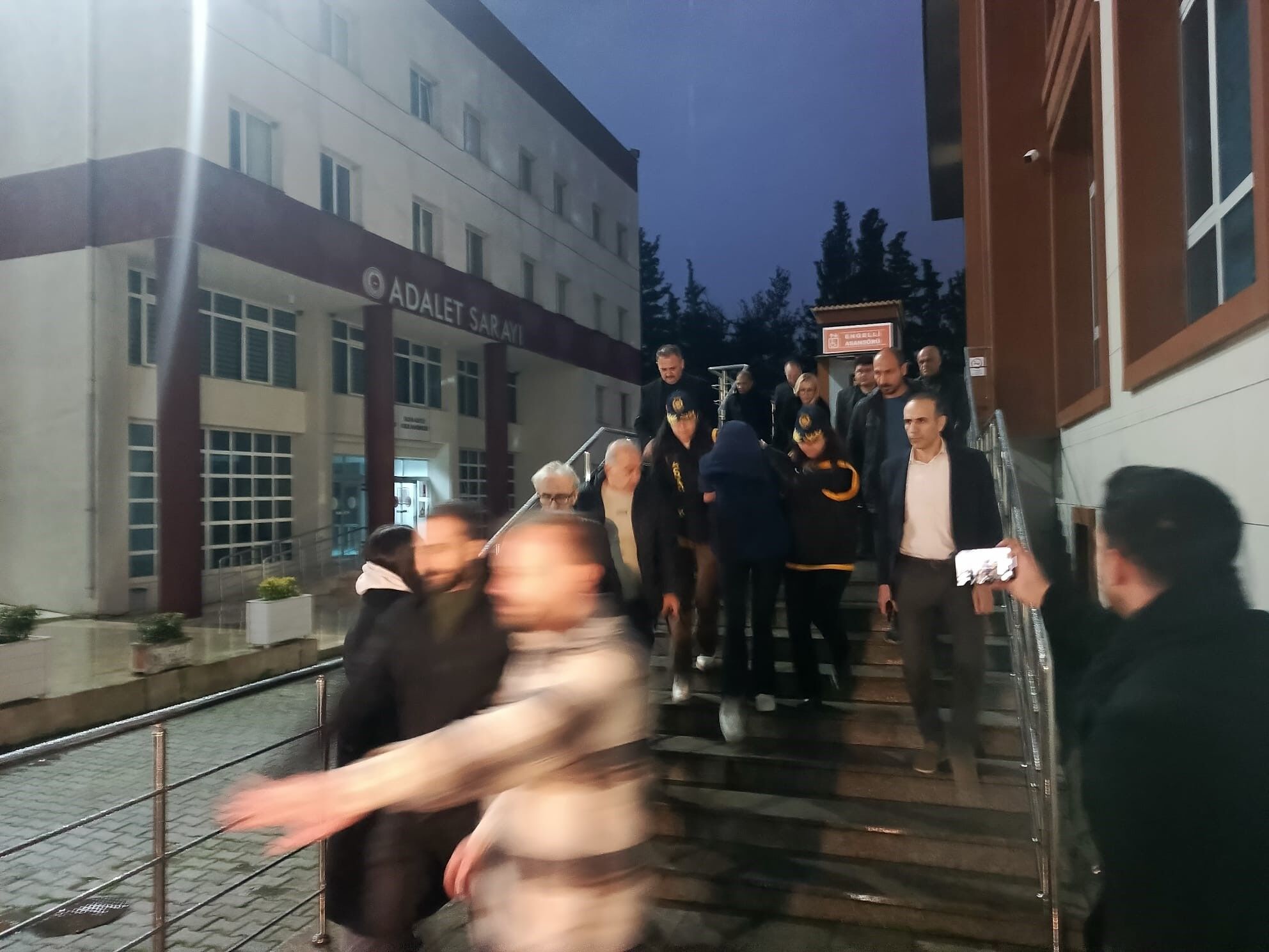 Güllü'nün Kızı Annesi Öldürme Suçlamasıyla Tutuklandı (3)