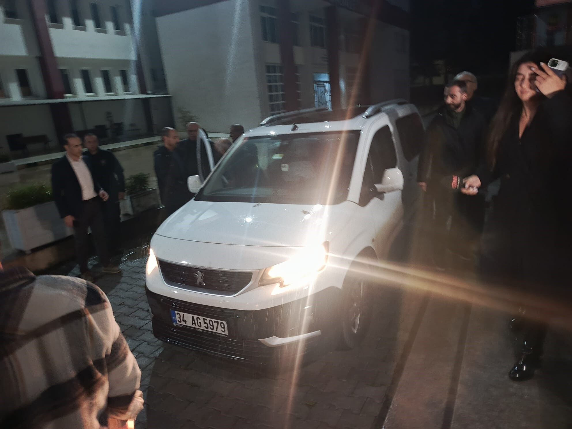 Güllü'nün Kızı Annesi Öldürme Suçlamasıyla Tutuklandı (4)
