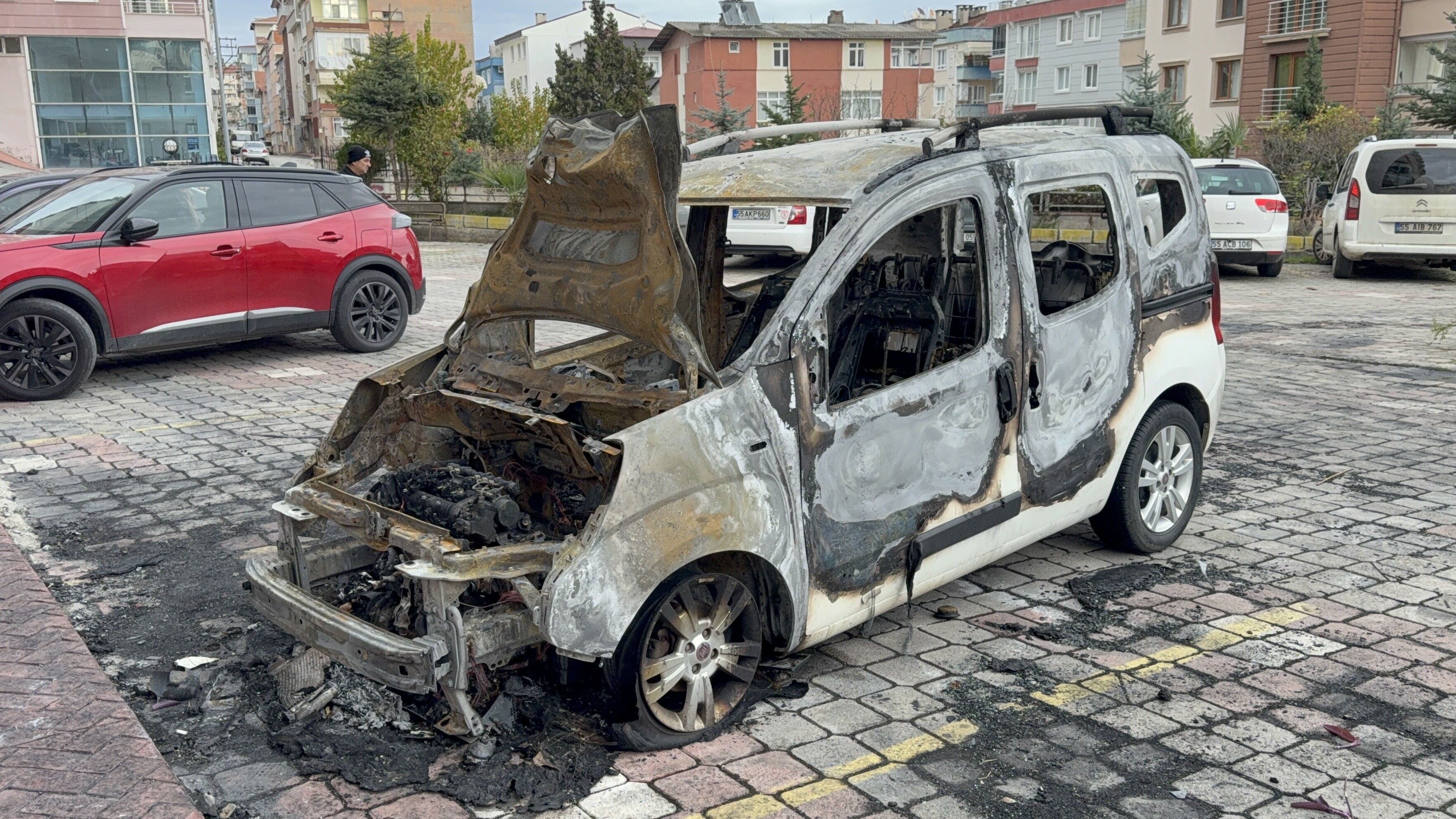 İlkadım'da Park Halindeki Otomobil Alev Alev Yandı (1)