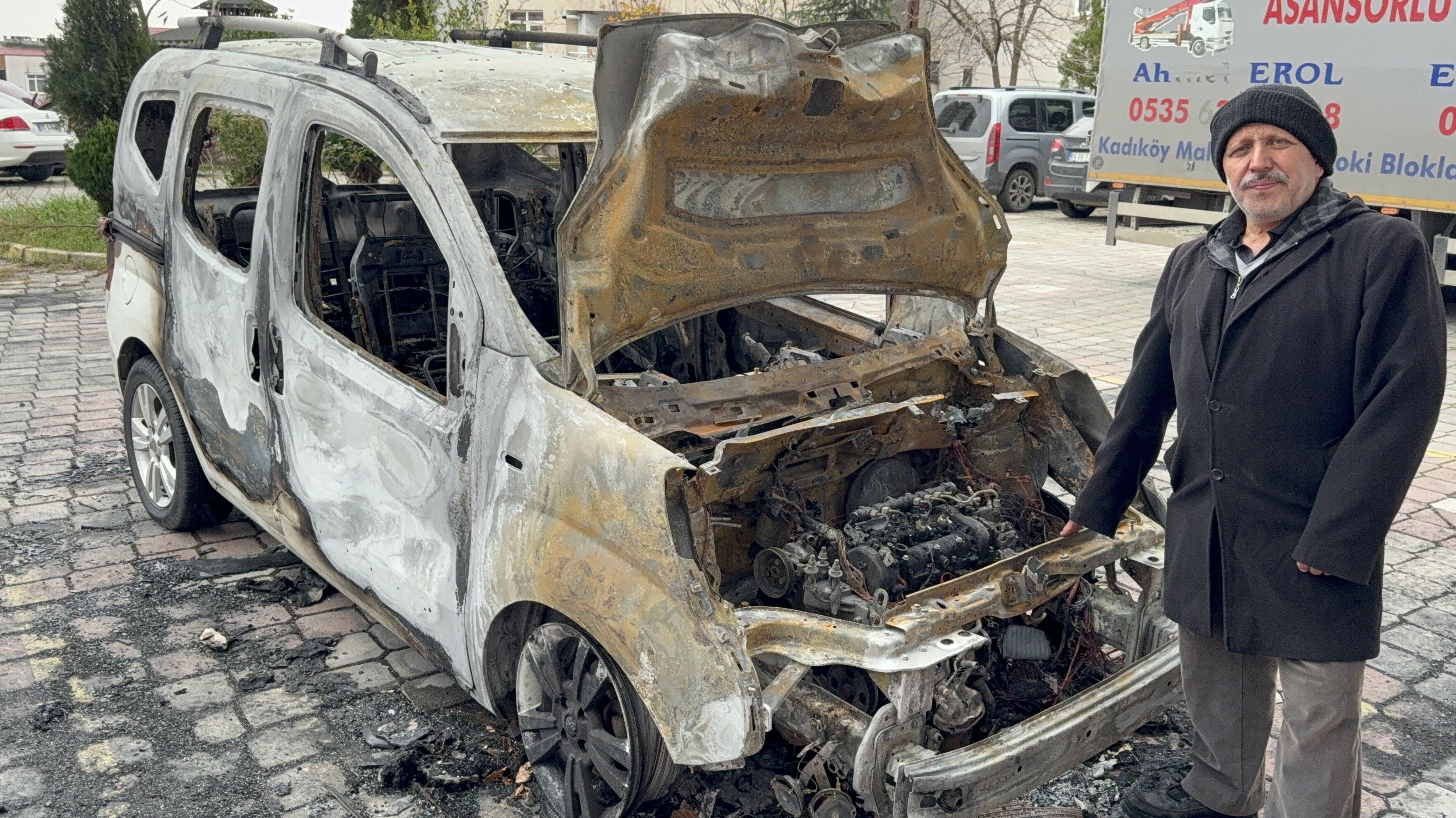 İlkadım'da Park Halindeki Otomobil Alev Alev Yandı (2)