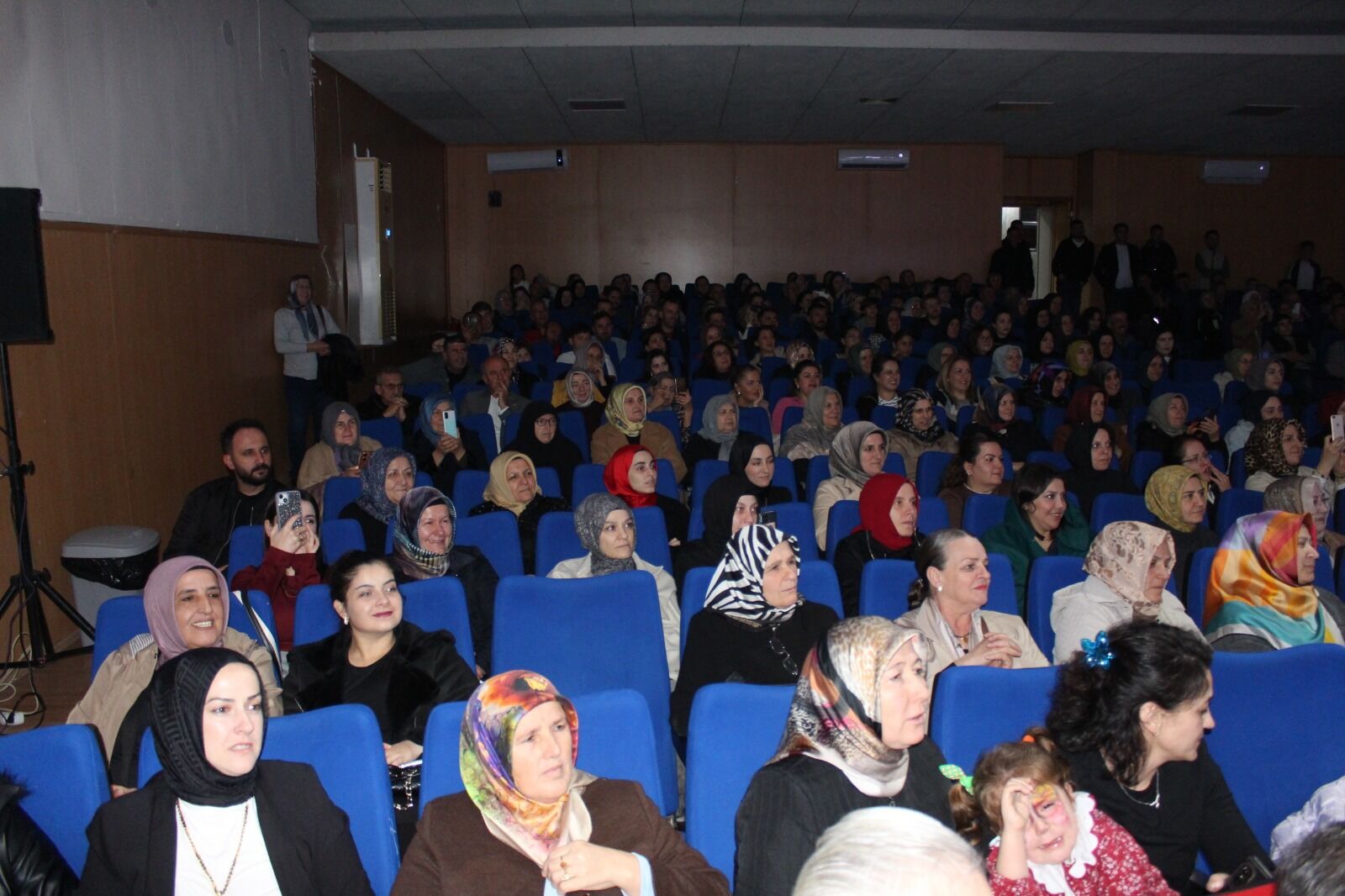 Kosder Organizasyonu Taksiratlı Şakibe Bafra’da İzleyicisini Kahkahaya Boğdu (10)