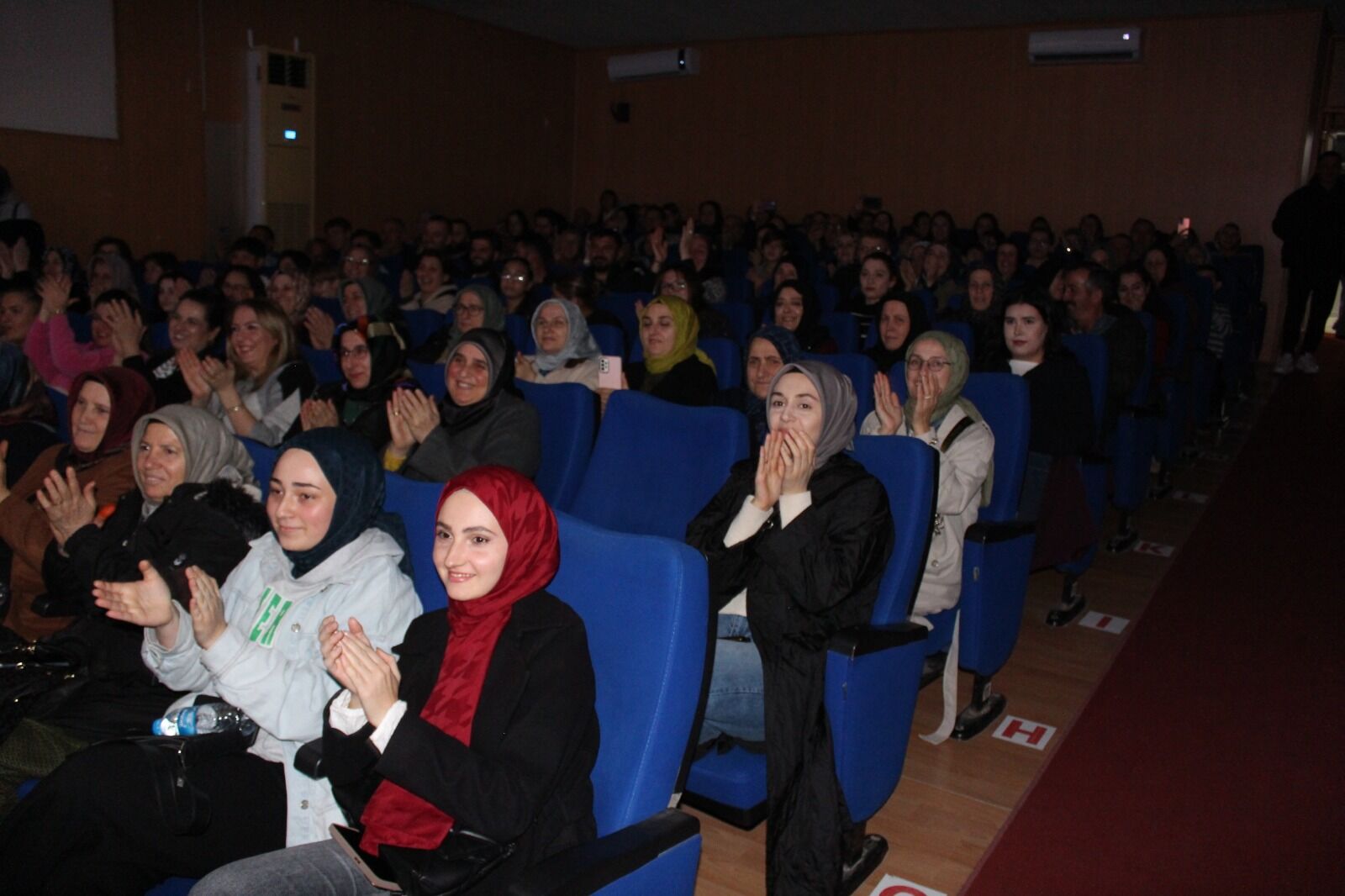 Kosder Organizasyonu Taksiratlı Şakibe Bafra’da İzleyicisini Kahkahaya Boğdu (9)