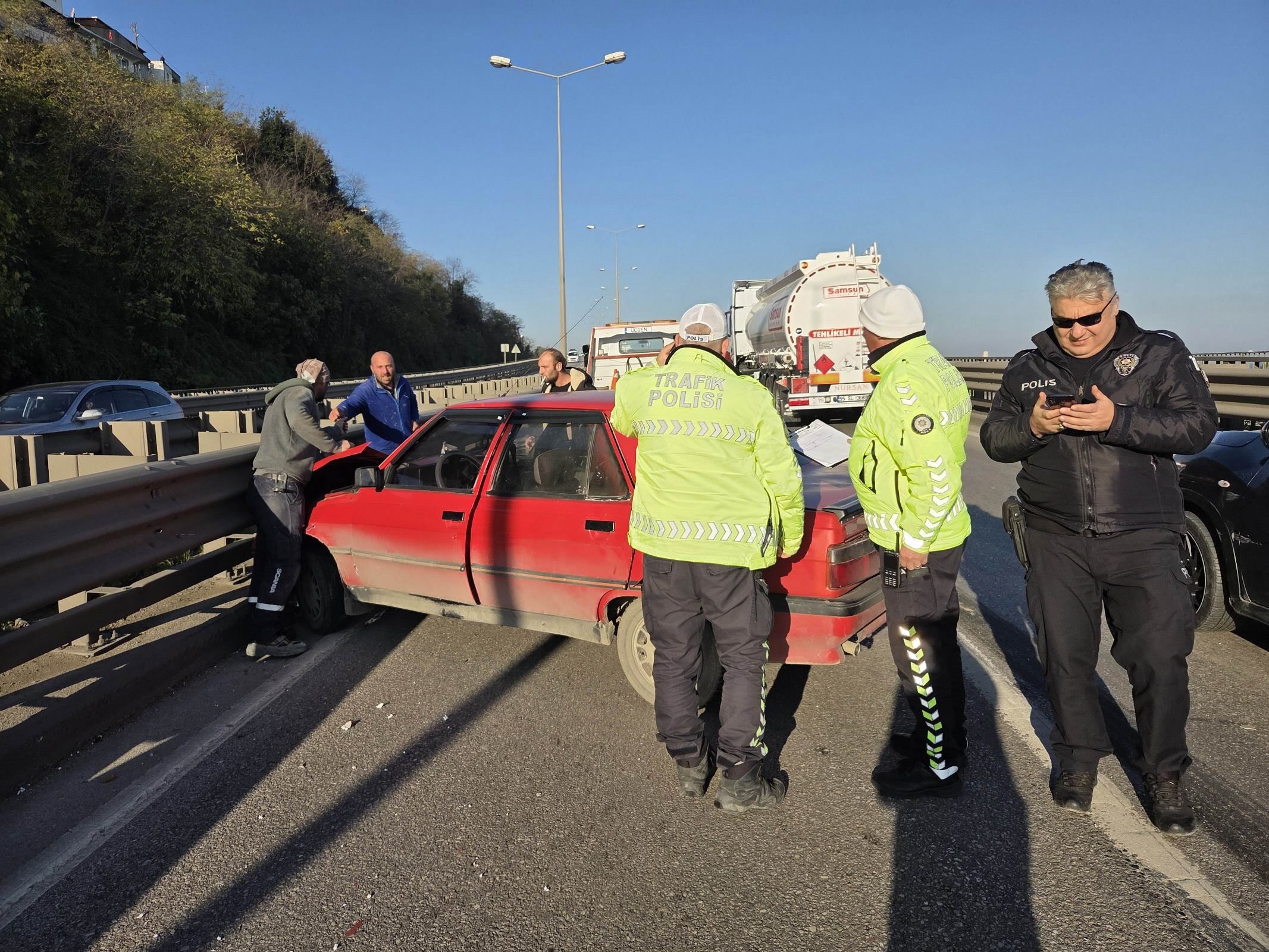 Lpg Yüklü Tanker Otomobile Çarptı, Facianın Eşiğinden Dönüldü1