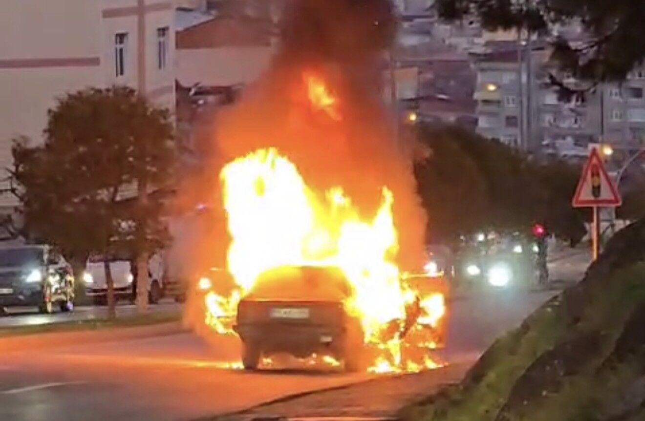 Samsun'da Seyir Halindeki Otomobil Alev Alev Yandı (1)-1