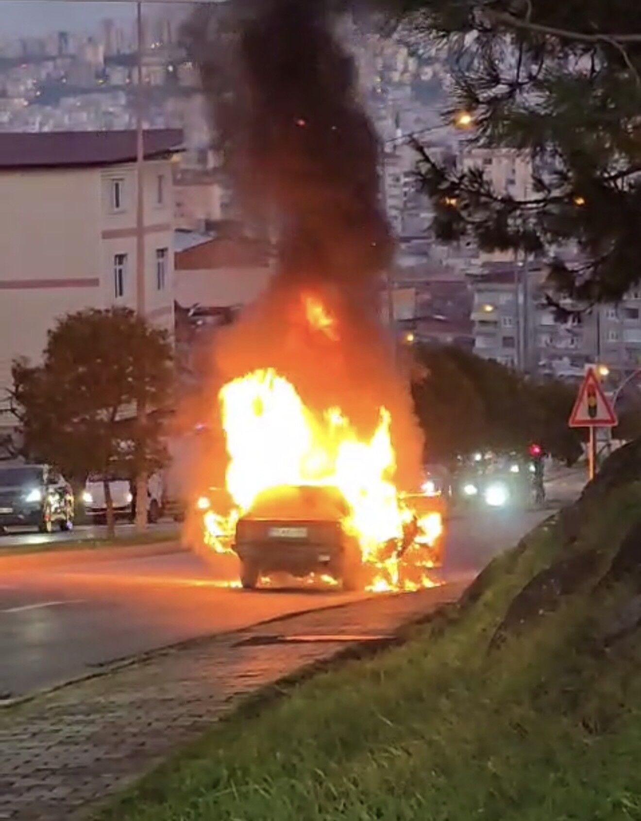 Samsun'da Seyir Halindeki Otomobil Alev Alev Yandı (2)-1