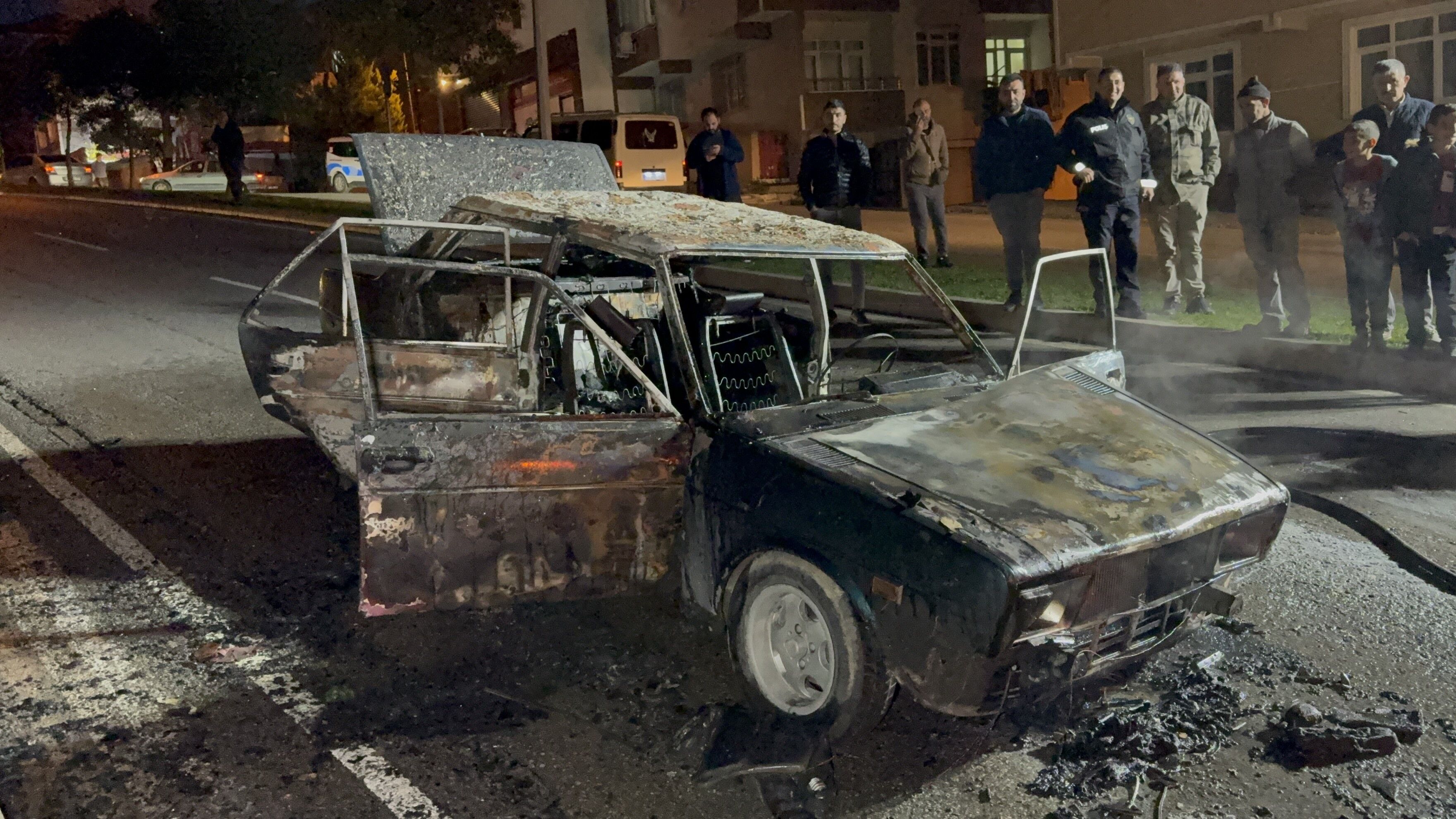 Samsun'da Seyir Halindeki Otomobil Alev Alev Yandı (5)