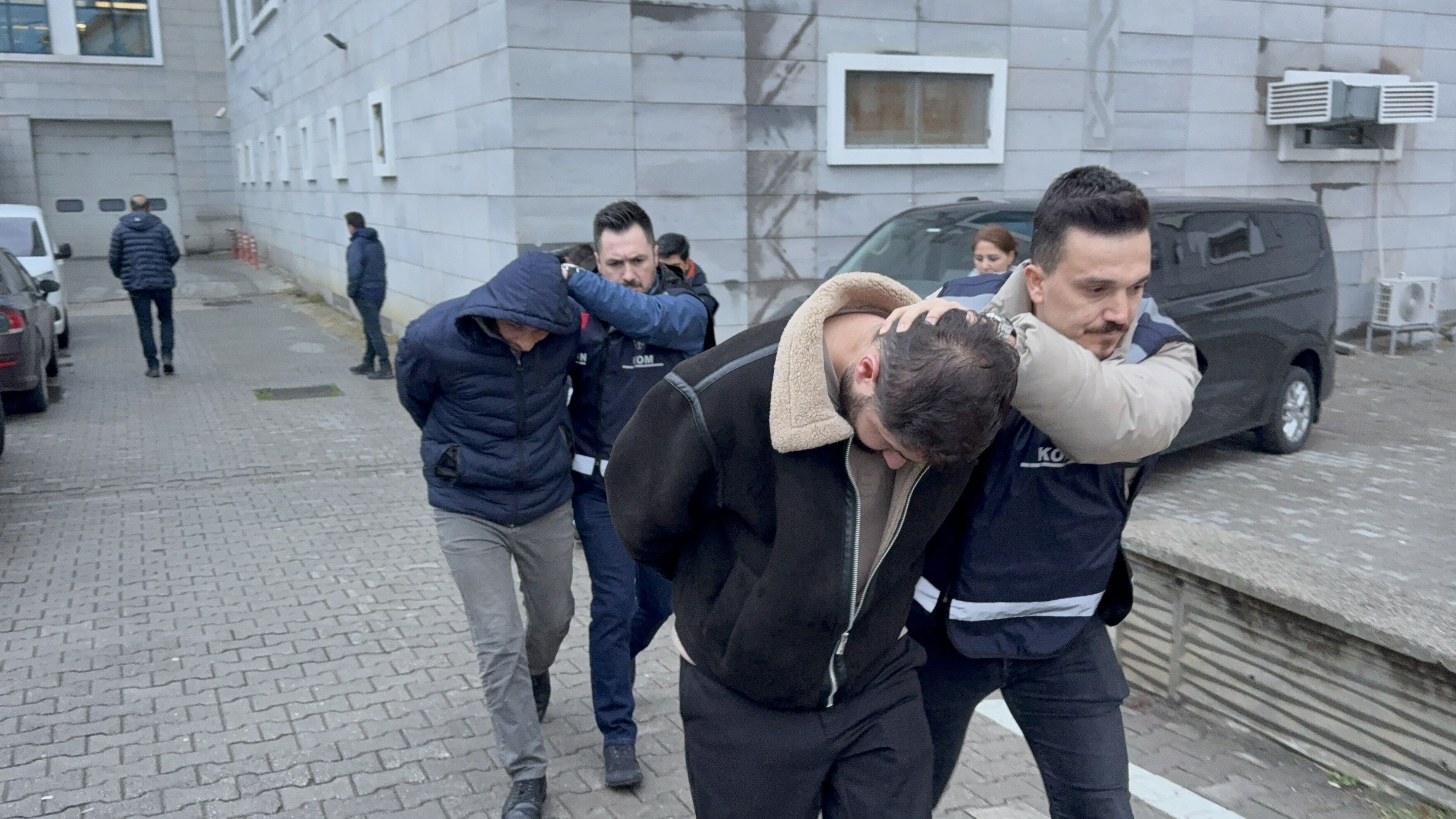 Samsun'da Tütün Kaçakçılığı Operasyonunda 4 Kişi Adliyeye Sevk Edildi (2)