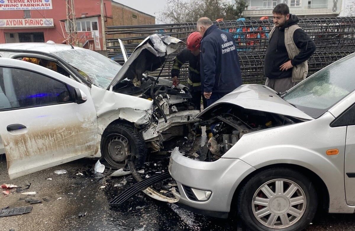 Samsun'da Üç Aracın Karıştığı Kaza 6 Yaralı (2)