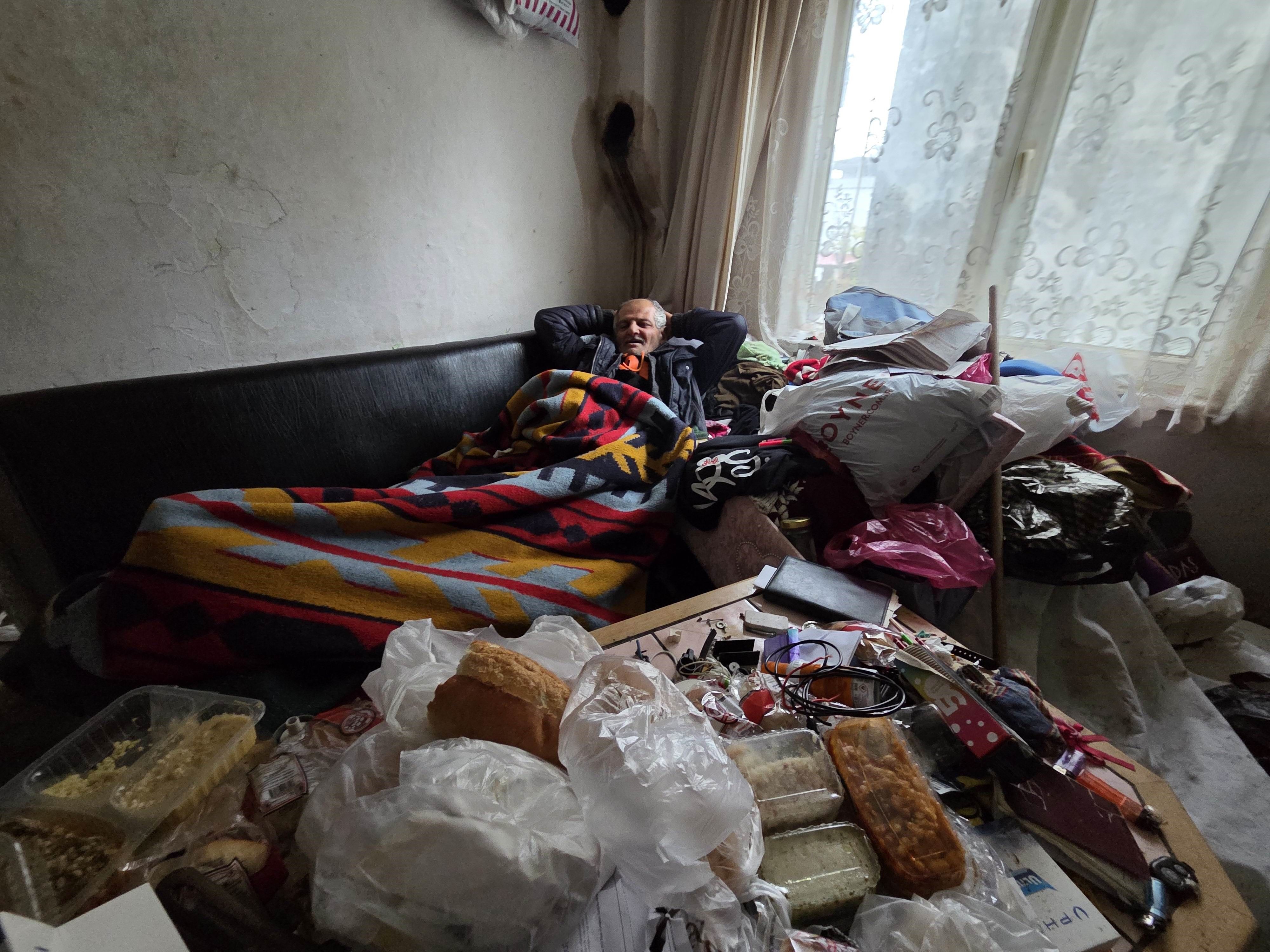 Yazın Evinden 4 Kamyon Çöp Çıkarıldı Ama Içeride Hâlâ 2 Kamyonluk Çöp Var
