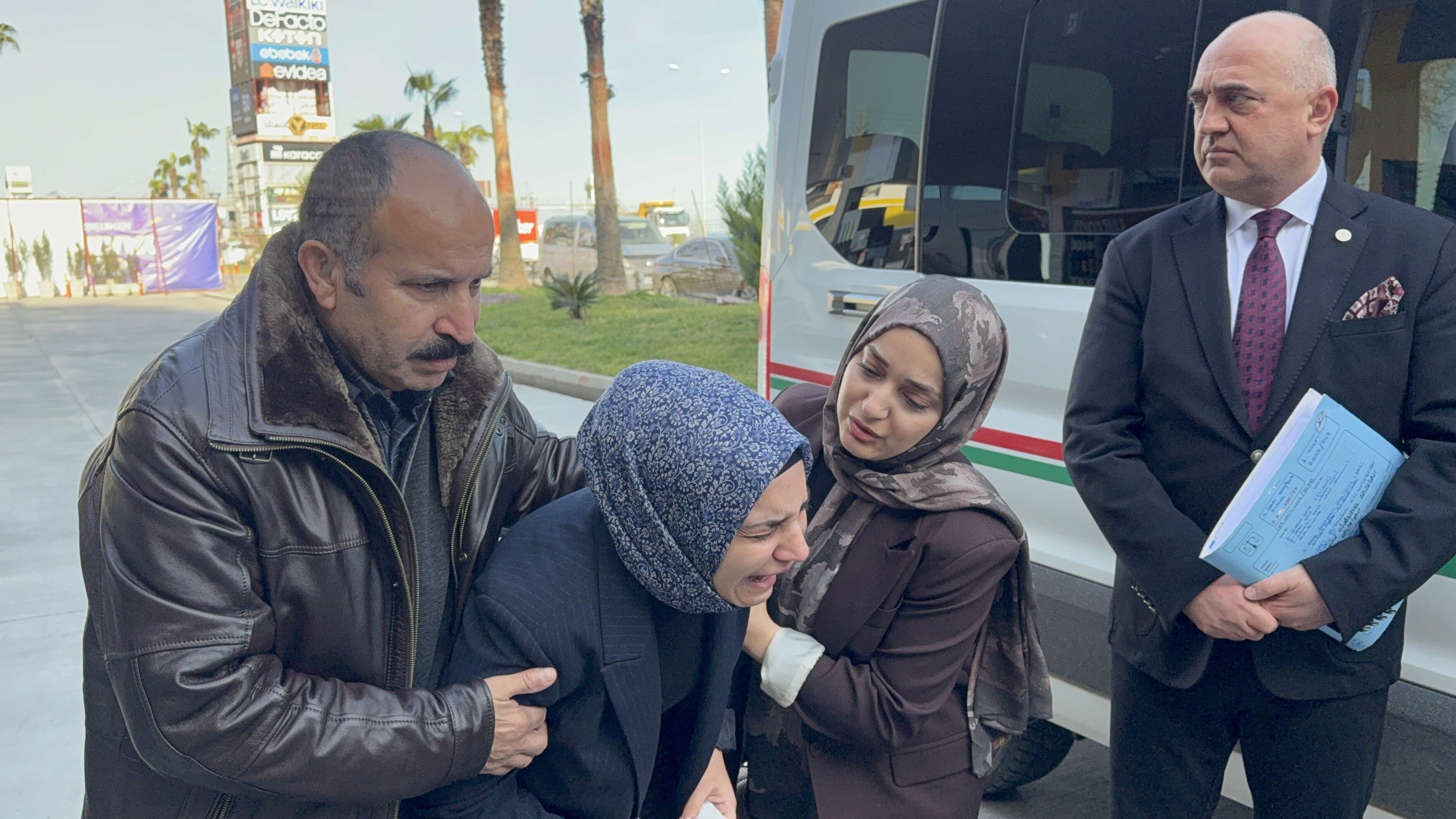 Acılı Anne Olay Yerine Ilk Kez Geldi, Gözyaşlarına Boğuldu (3)