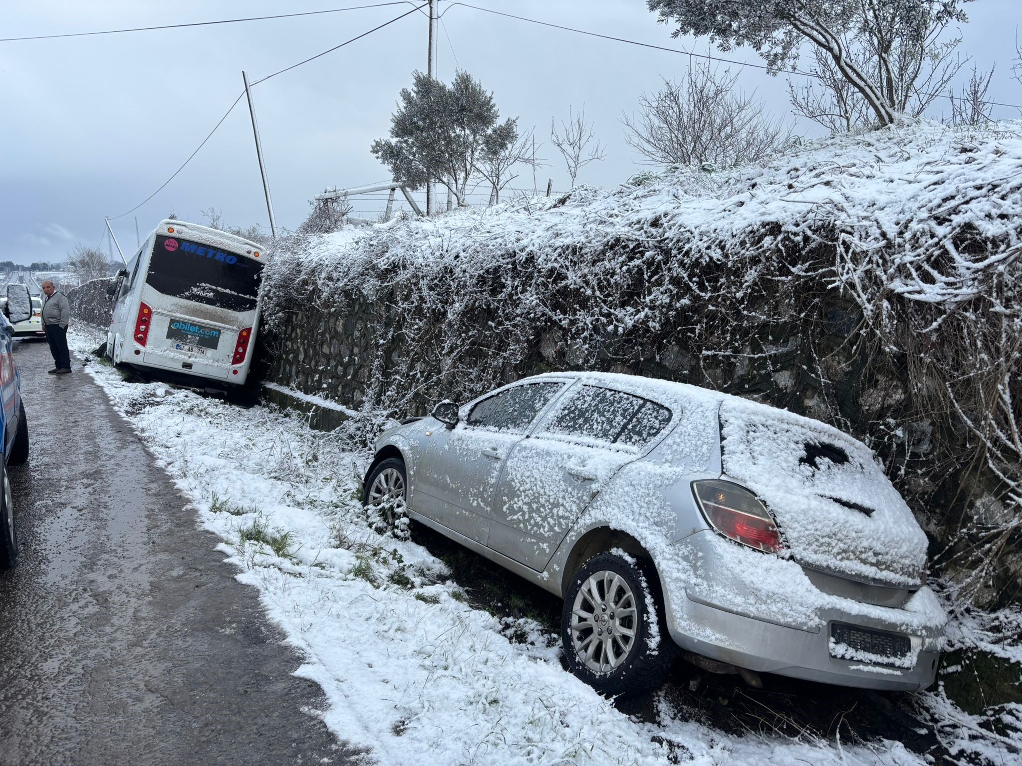 Bafra'da Yolcu Midibüsü Kazazede Aileye Çarptı 1 Ölü, 3 Yaralı-1
