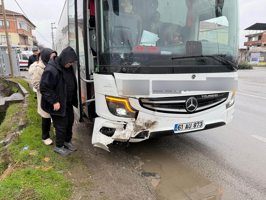 Kırmızı Işıkta Duramayan Otobüs Otomobile Çarptı2