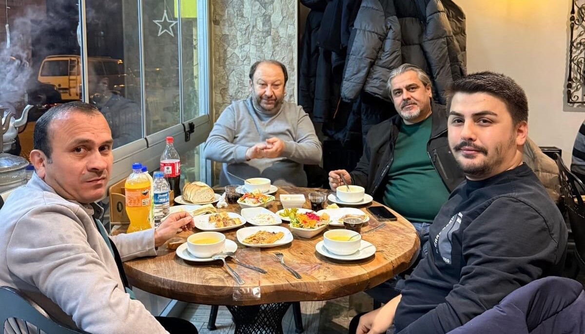 Mesai Arkadaşlarından 40 Yıllık Sağlık Çalışanına Vefa