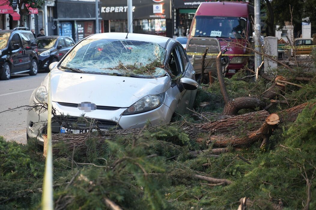 Samsun'da Fırtına Park Halindeki Otomobile Zarar Verdi