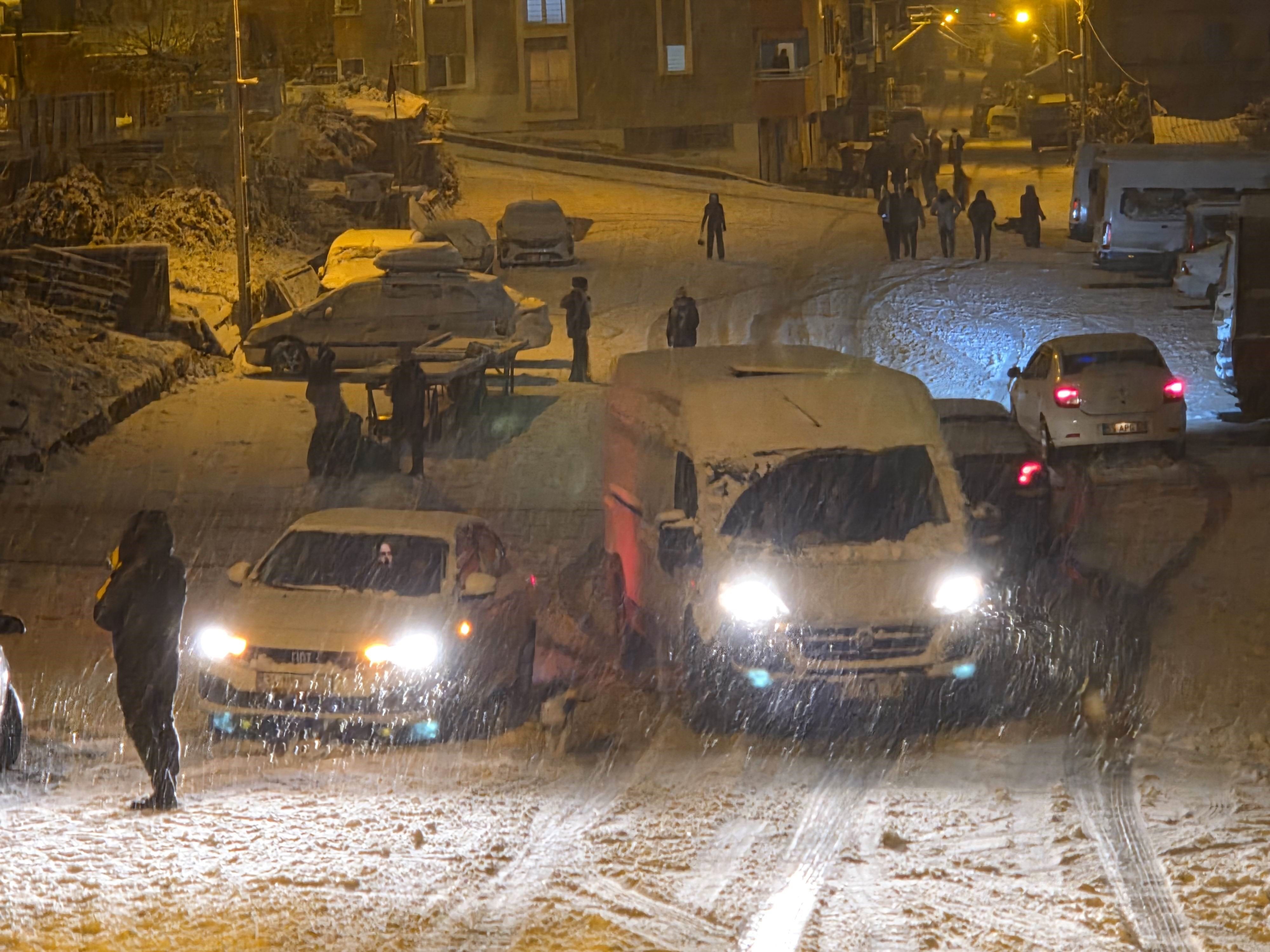 Samsun'da Kar Çocuklara Eğlence, Sürücülere Çile Oldu