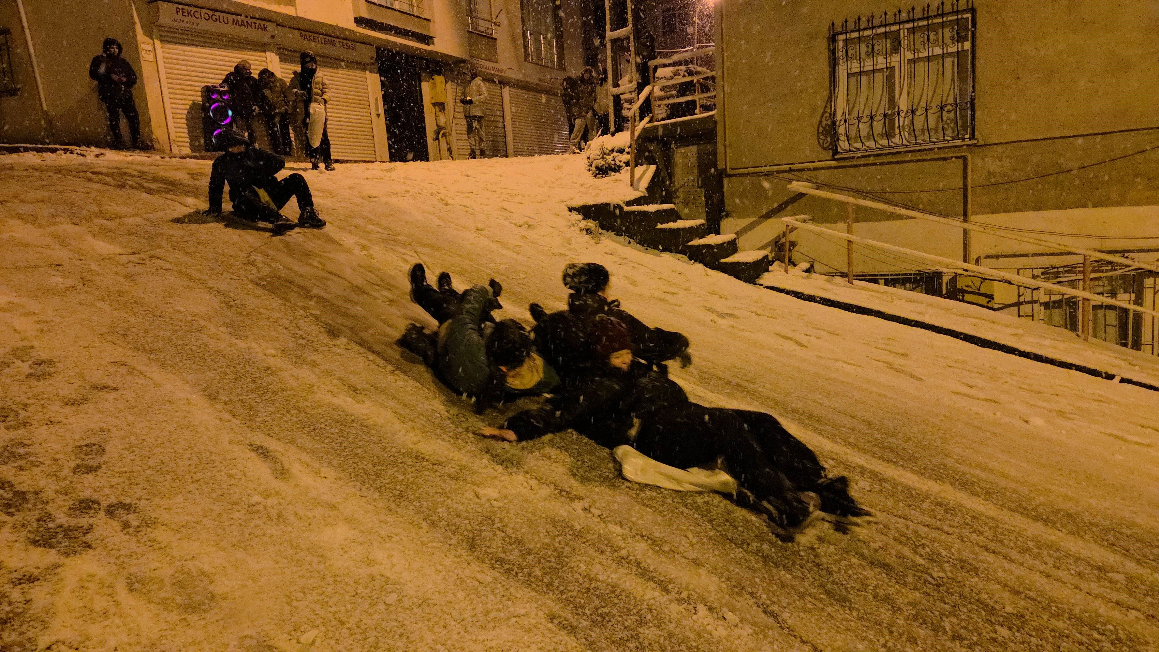 Samsun'da Kar Çocuklara Eğlence, Sürücülere Çile Oldu1