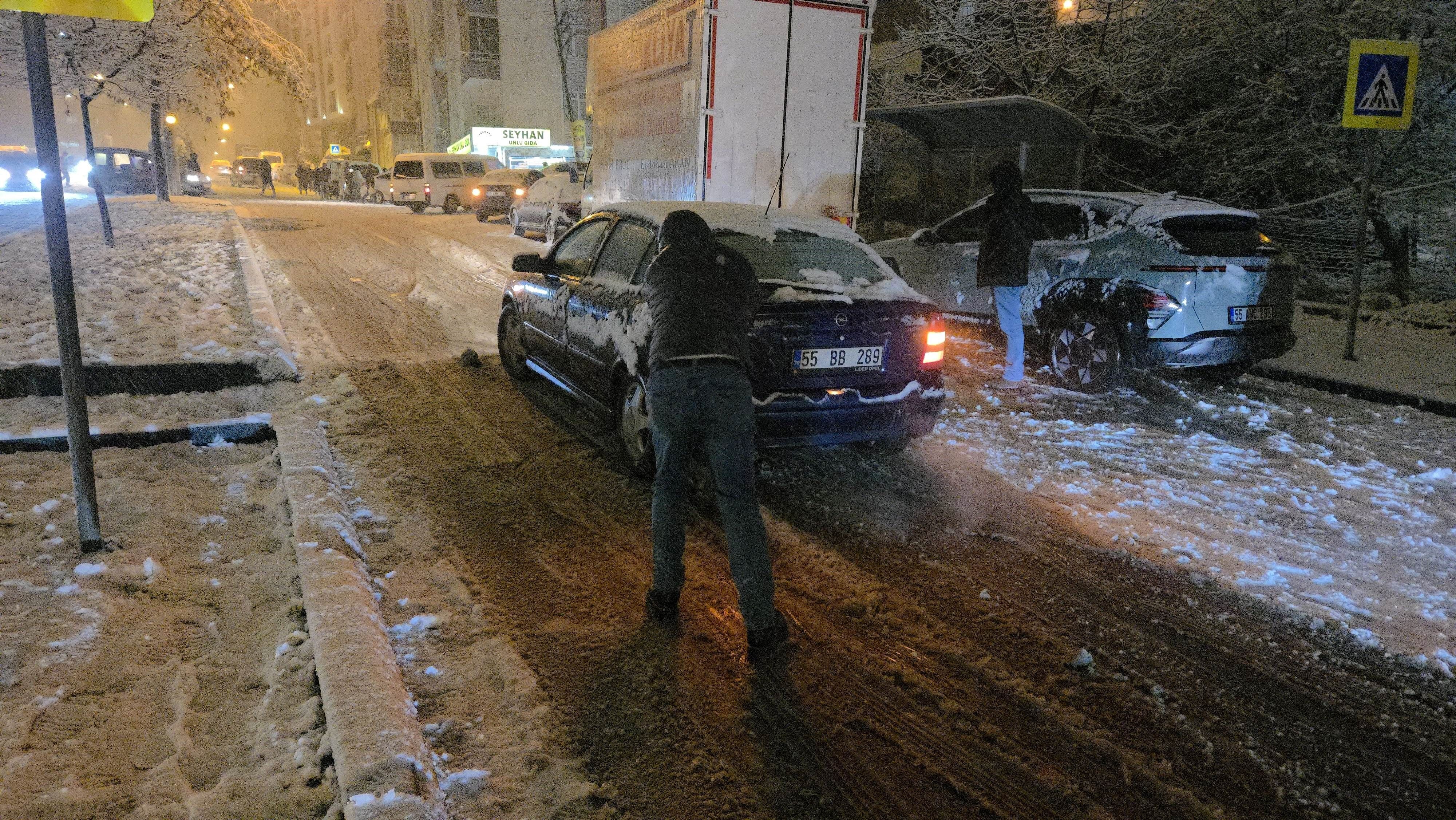 Samsun'da Kar Çocuklara Eğlence, Sürücülere Çile Oldu2