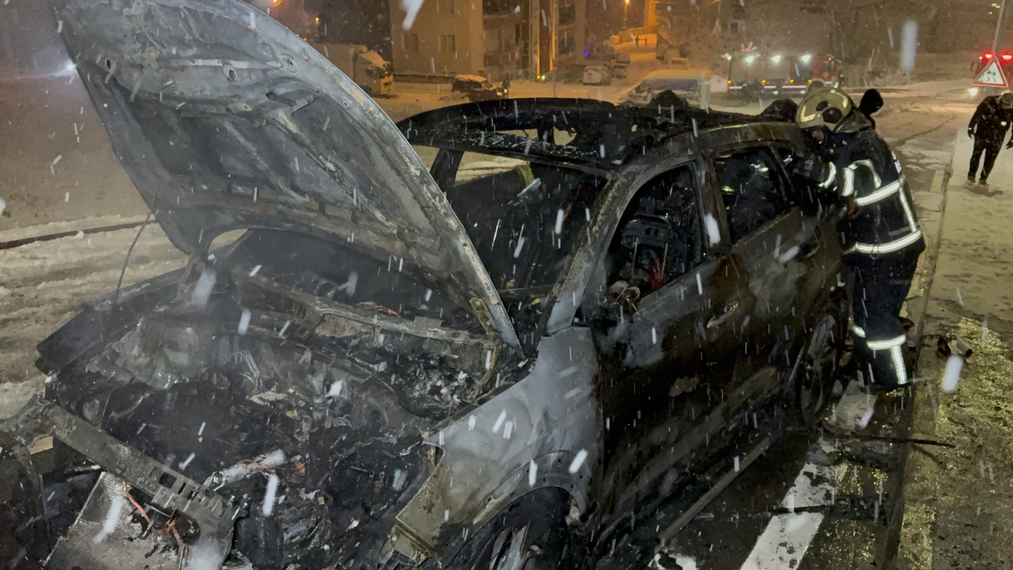 Samsun'da Karlı Rampayı Çıkarken Zorlanan Araç Alev Alev Yandı1