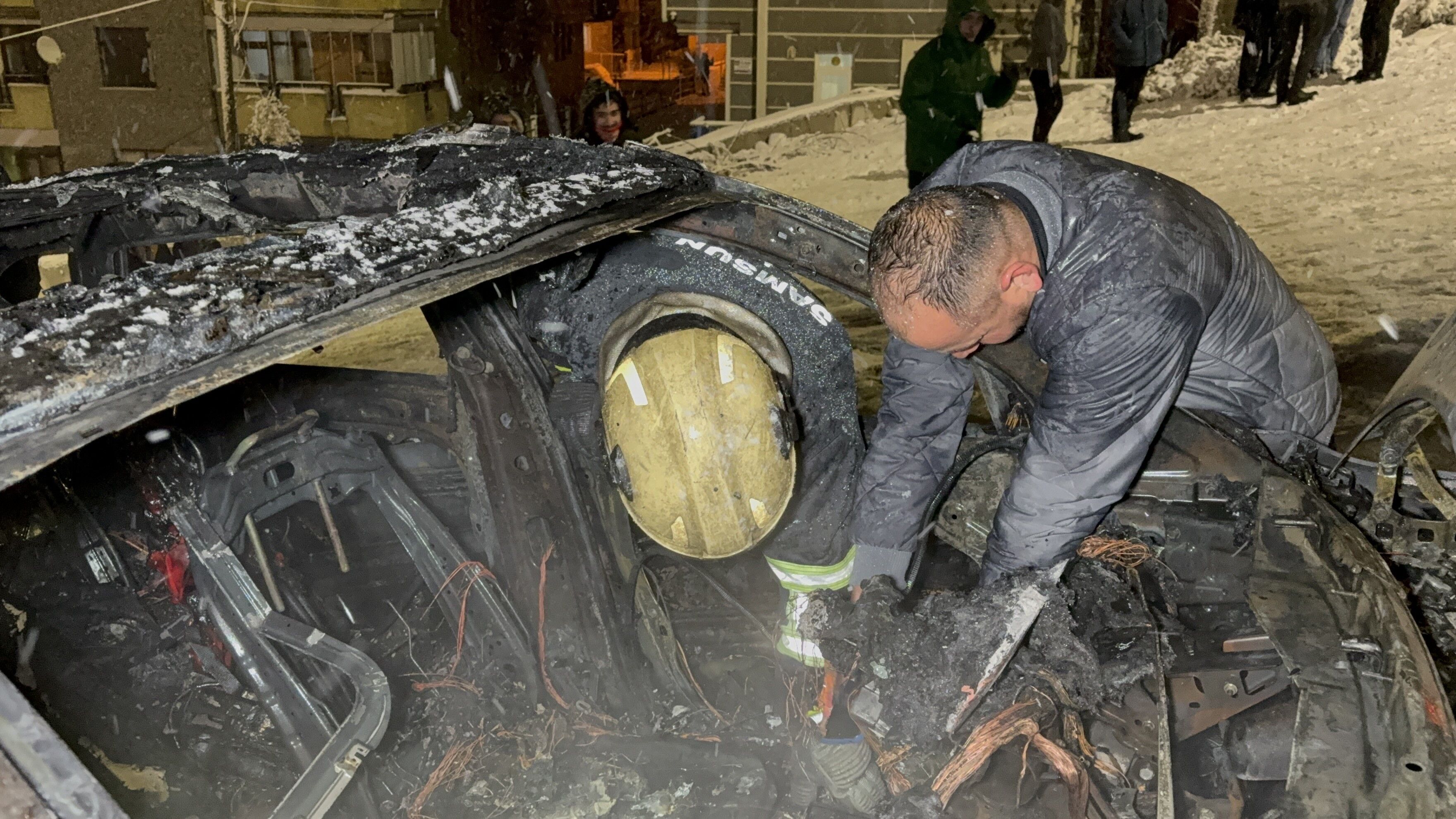 Samsun'da Karlı Rampayı Çıkarken Zorlanan Araç Alev Alev Yandı2