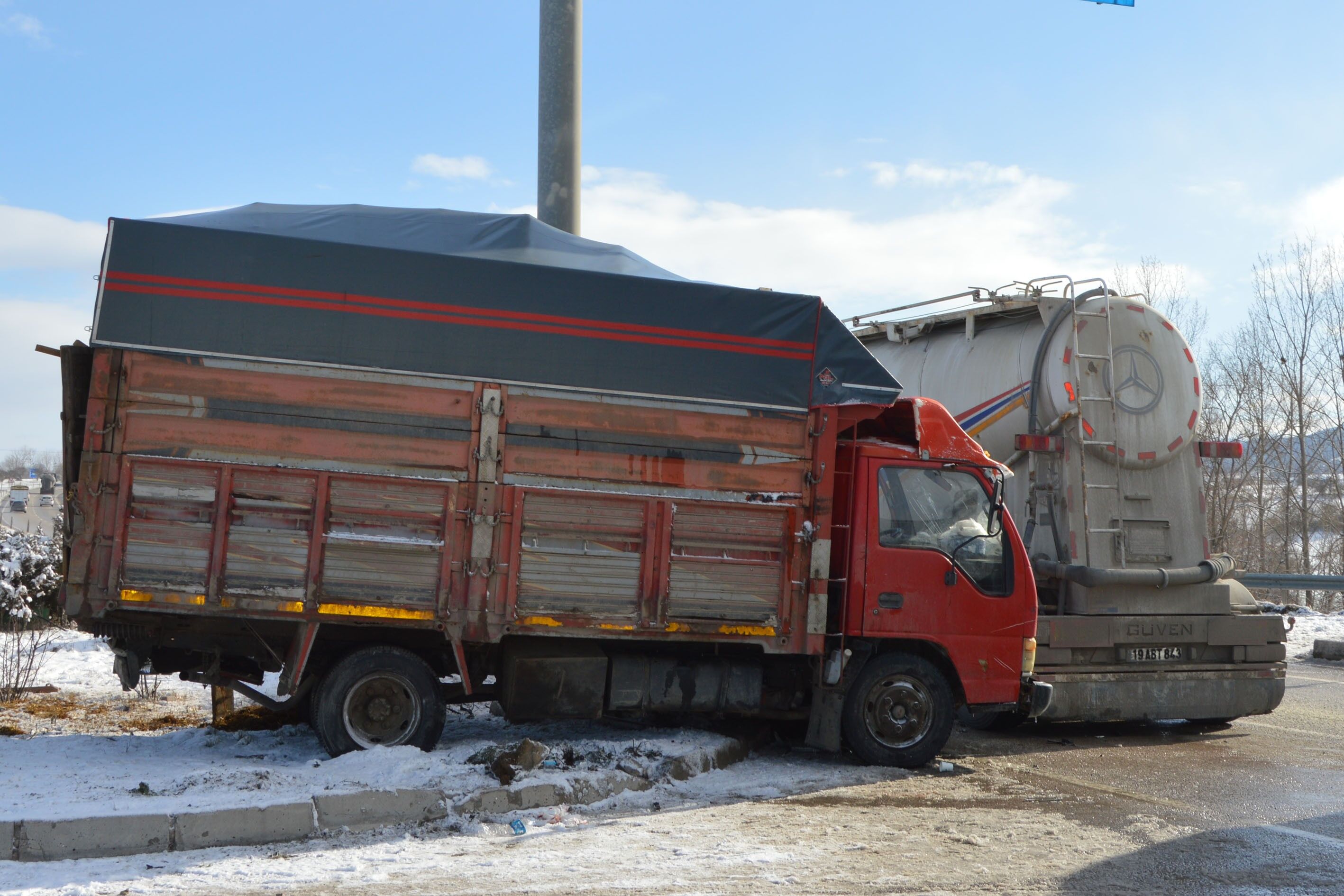 Samsun'da Tır Ile Kamyonet Çarpıştı 2 Yaralı (1)