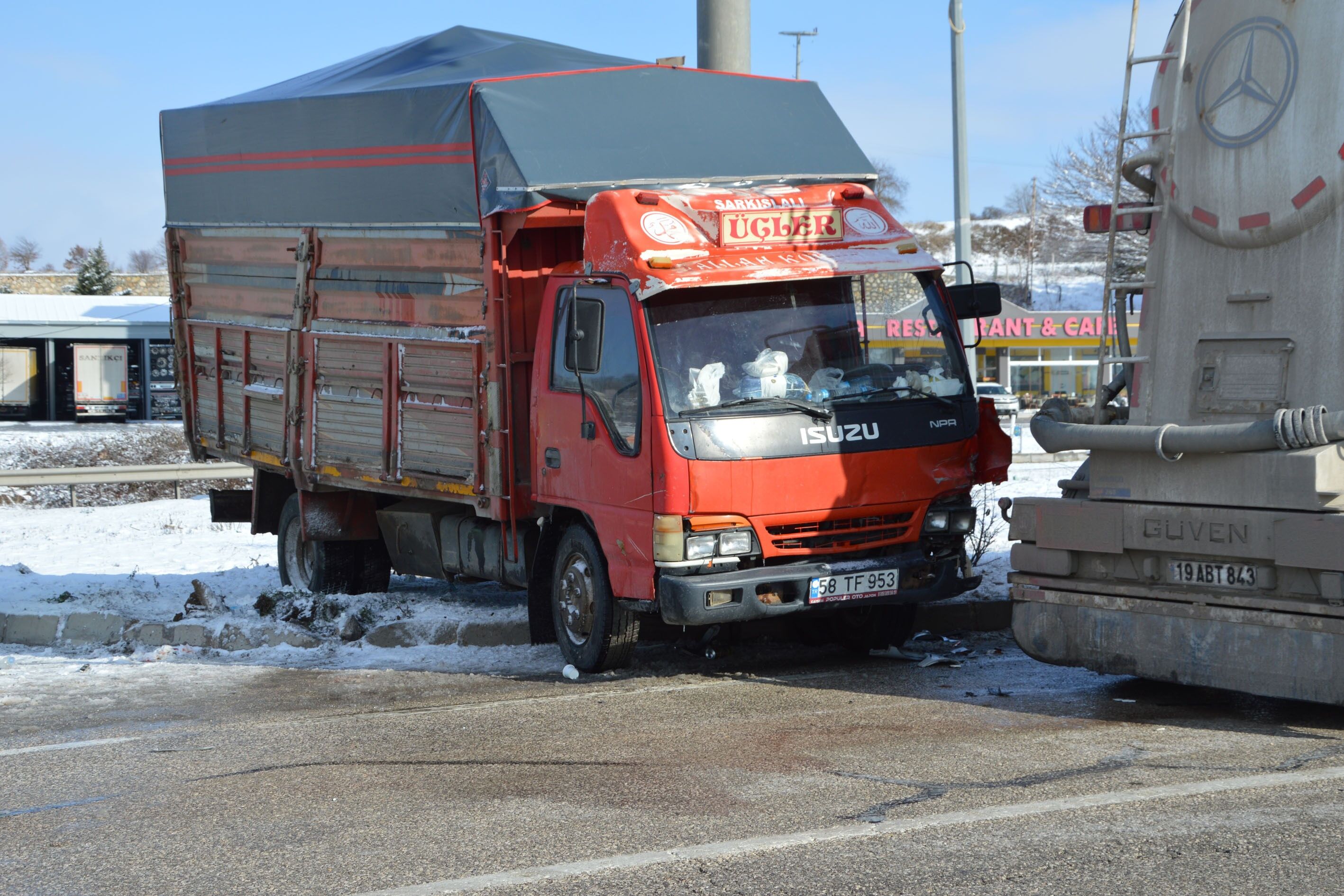 Samsun'da Tır Ile Kamyonet Çarpıştı 2 Yaralı (2)
