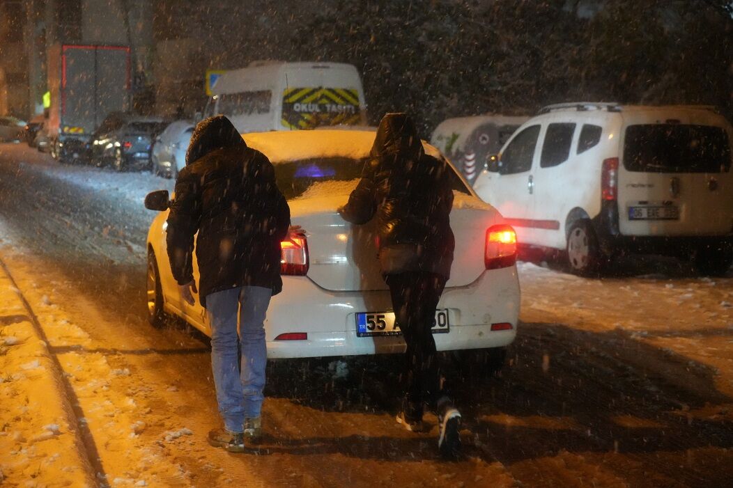 Samsun'da Yoğun Kar Yağışı Sürücülere Zor Anlar Yaşattı (1)