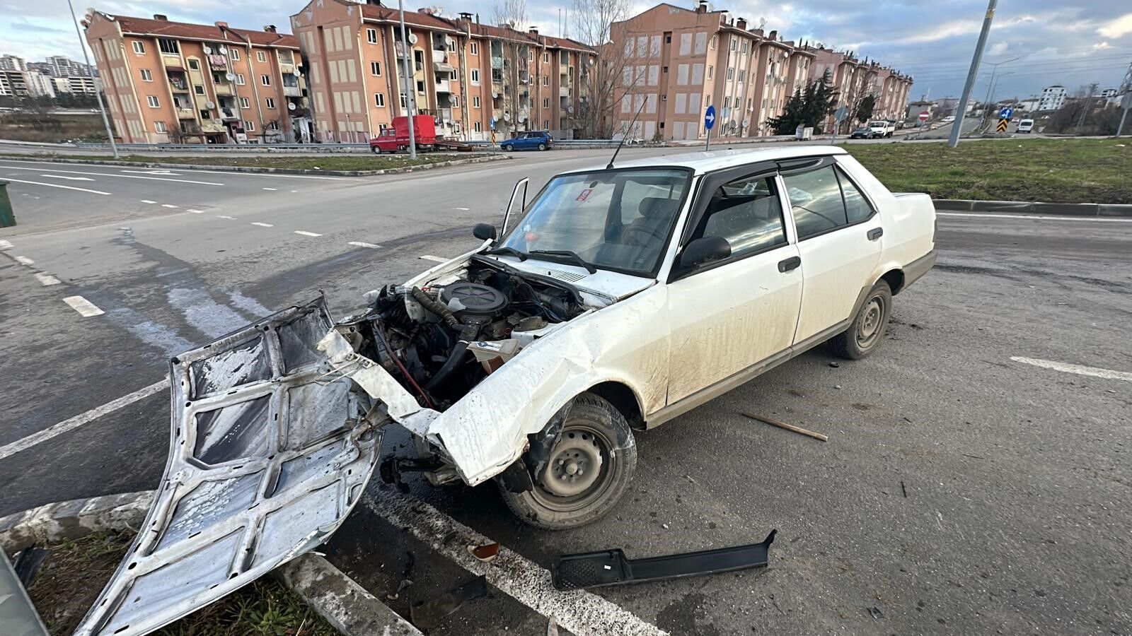 Suv Araca Çarpan Tofaş Parçalandı1
