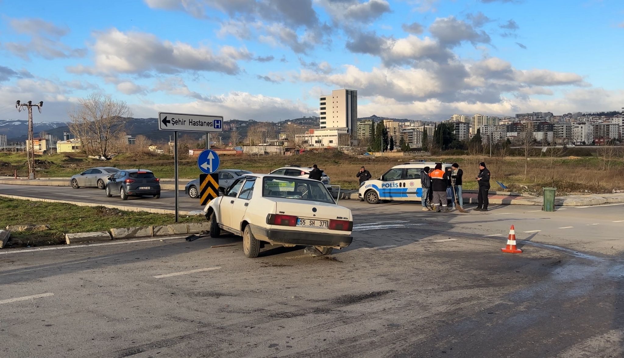 Suv Araca Çarpan Tofaş Parçalandı2