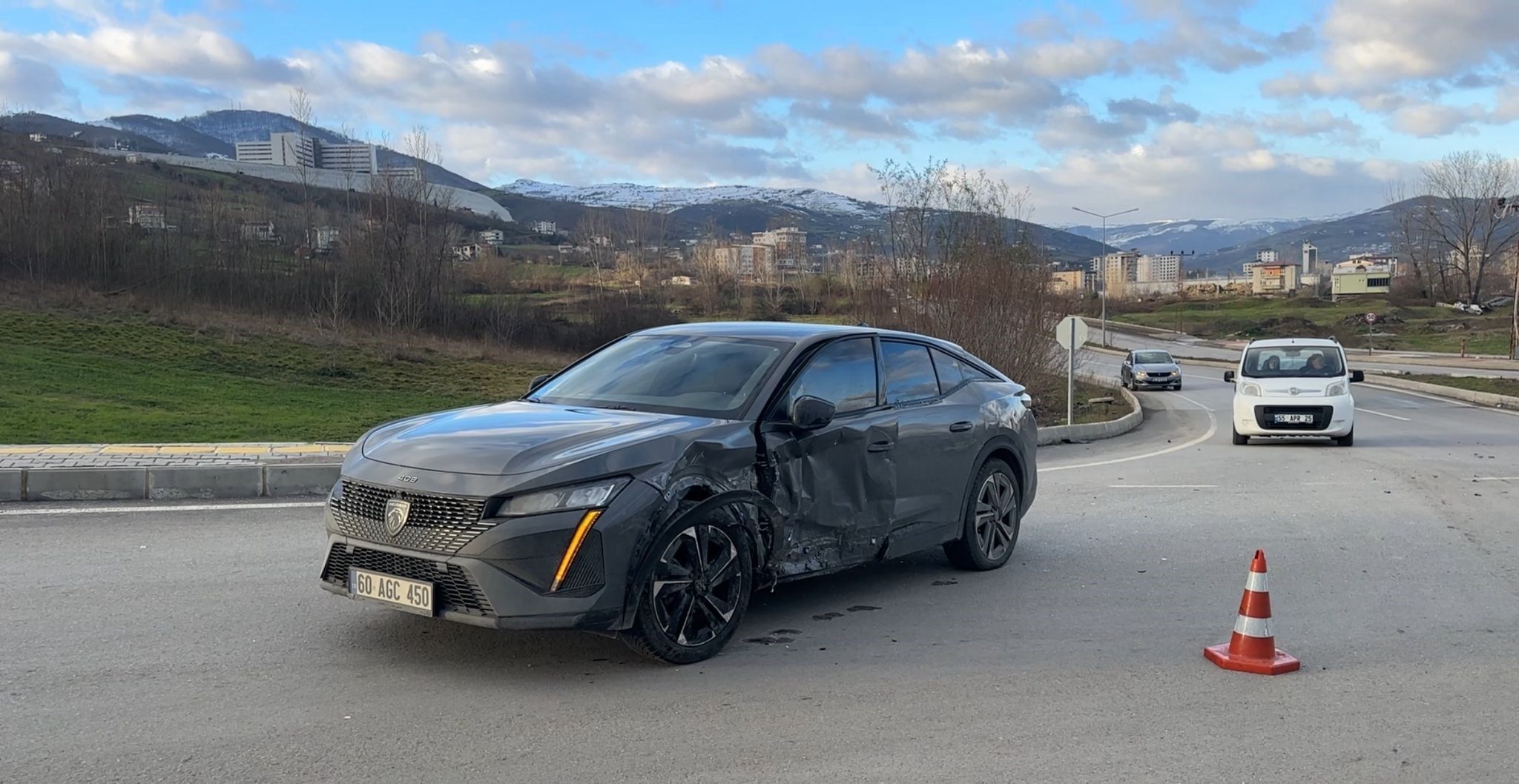 Suv Araca Çarpan Tofaş Parçalandı3