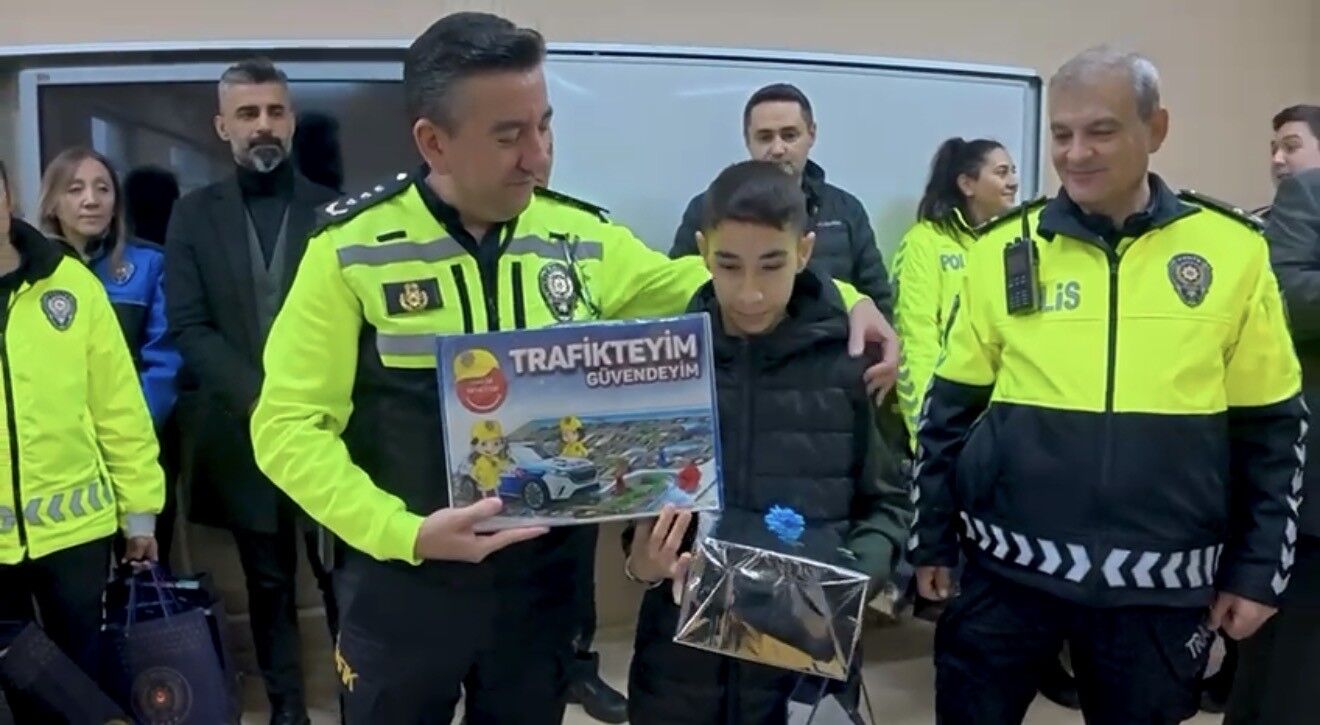 Trafik Levhalarını Temizleyen Duyarlı Öğrenciye Karne Günü Anlamlı Ziyaret (2)