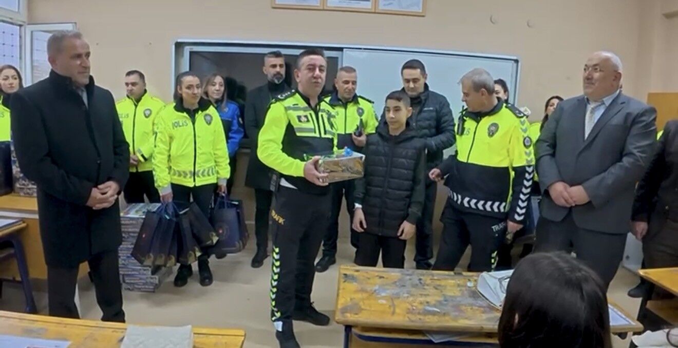 Trafik Levhalarını Temizleyen Duyarlı Öğrenciye Karne Günü Anlamlı Ziyaret (3)
