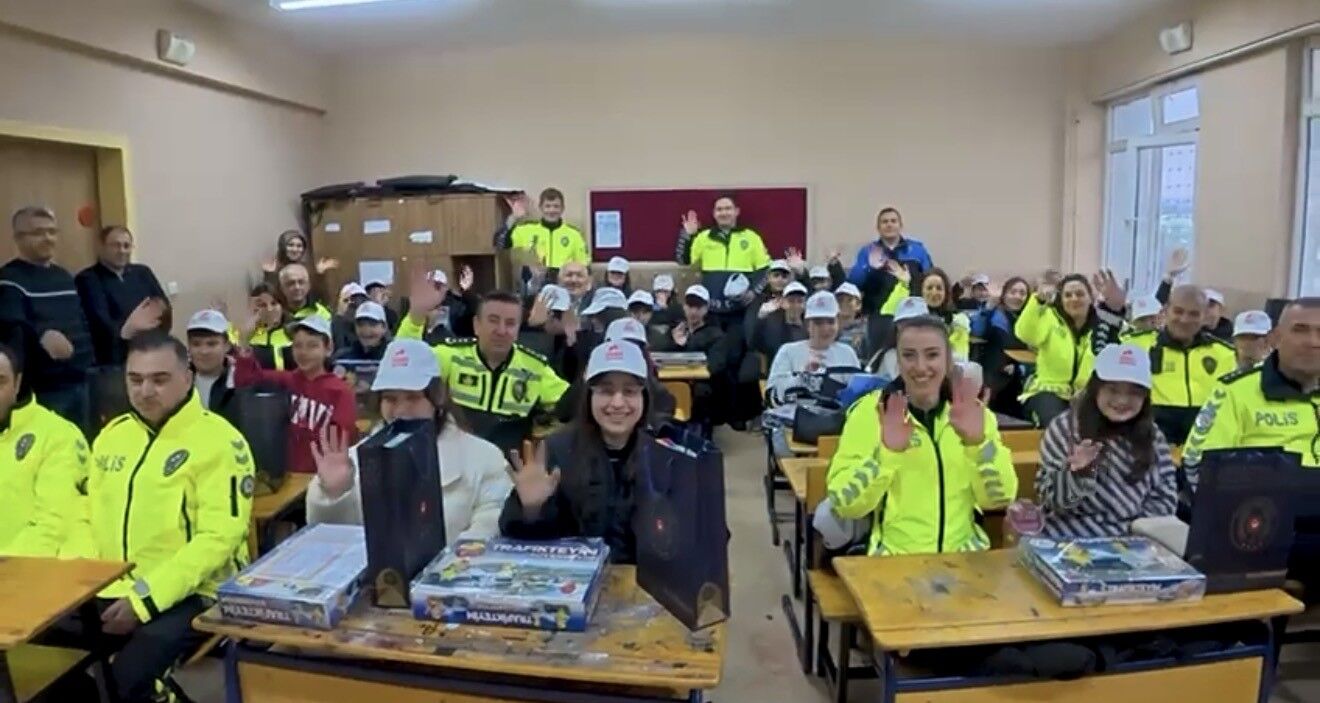 Trafik Levhalarını Temizleyen Duyarlı Öğrenciye Karne Günü Anlamlı Ziyaret (4)