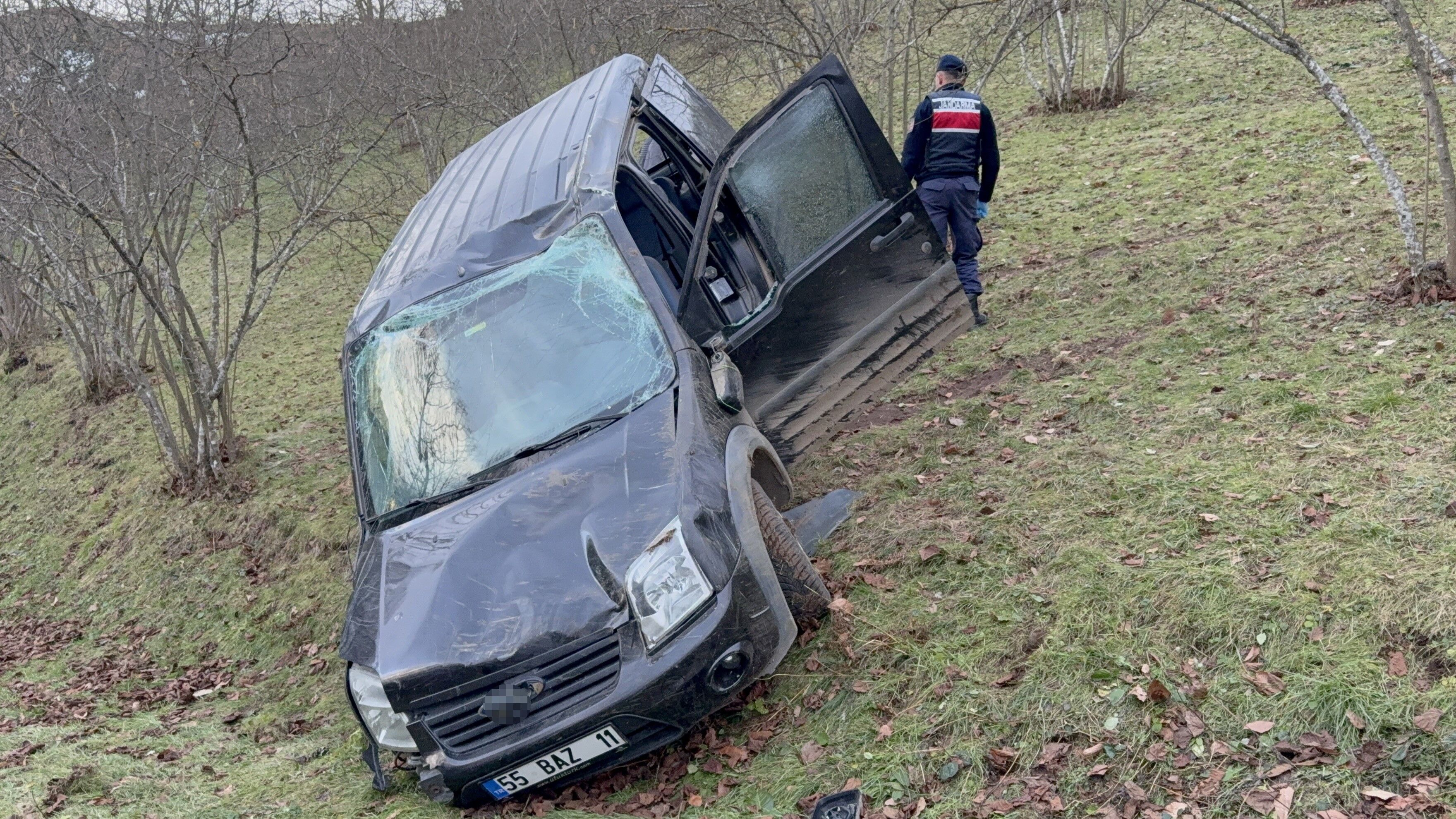 Yoldan Çıkan Araç 60 Metrelik Uçuruma Yuvarlandı