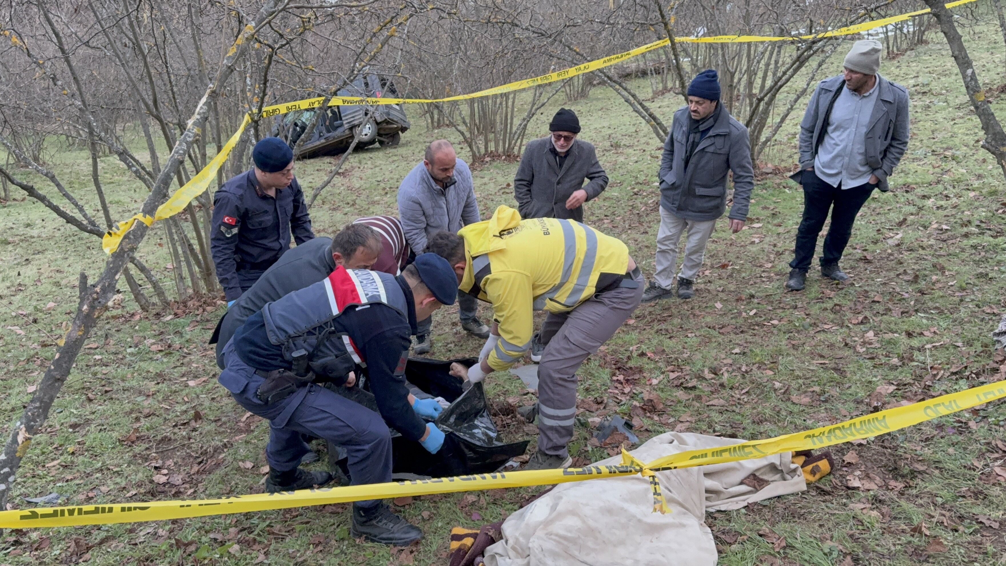 Yoldan Çıkan Araç 60 Metrelik Uçuruma Yuvarlandı1