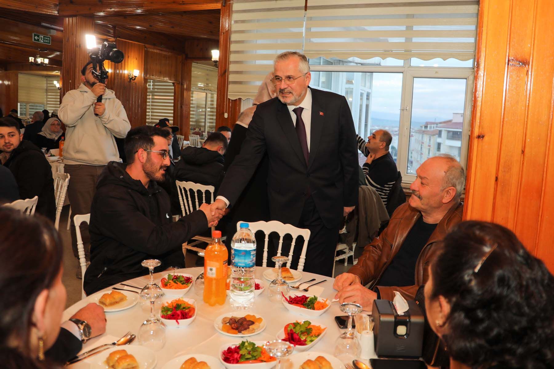 Başkan Kılıç, Ramazan’ın İlk İftarında Şehit Aileleri Ve Gazilerle Aynı Sofrayı Paylaştı (3)