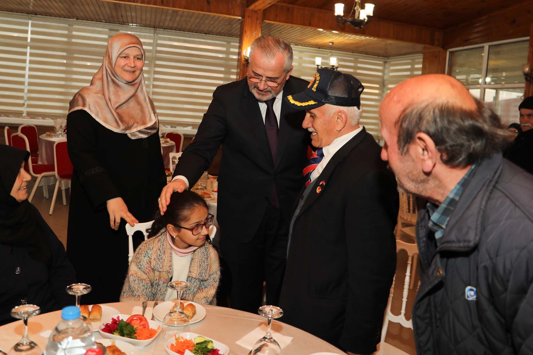 Başkan Kılıç, Ramazan’ın İlk İftarında Şehit Aileleri Ve Gazilerle Aynı Sofrayı Paylaştı (4)