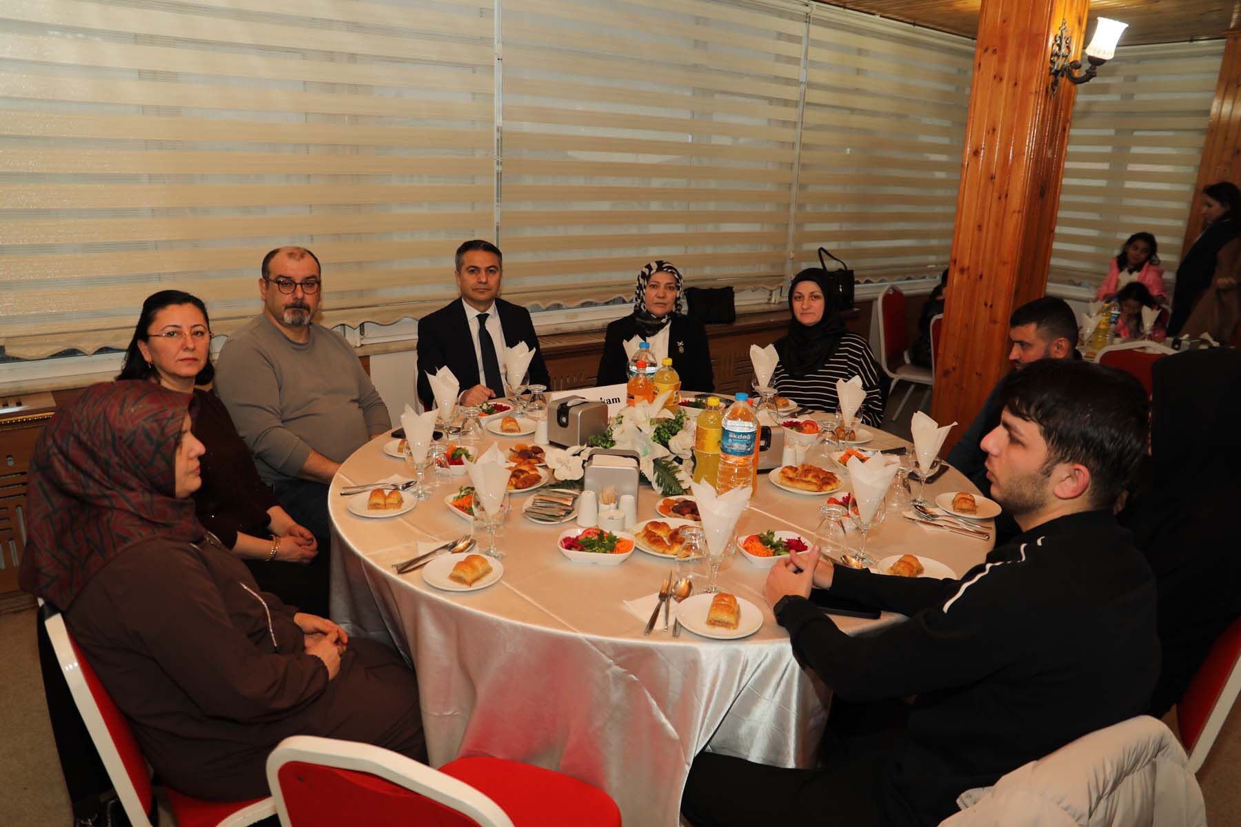 Başkan Kılıç, Ramazan’ın İlk İftarında Şehit Aileleri Ve Gazilerle Aynı Sofrayı Paylaştı (8)