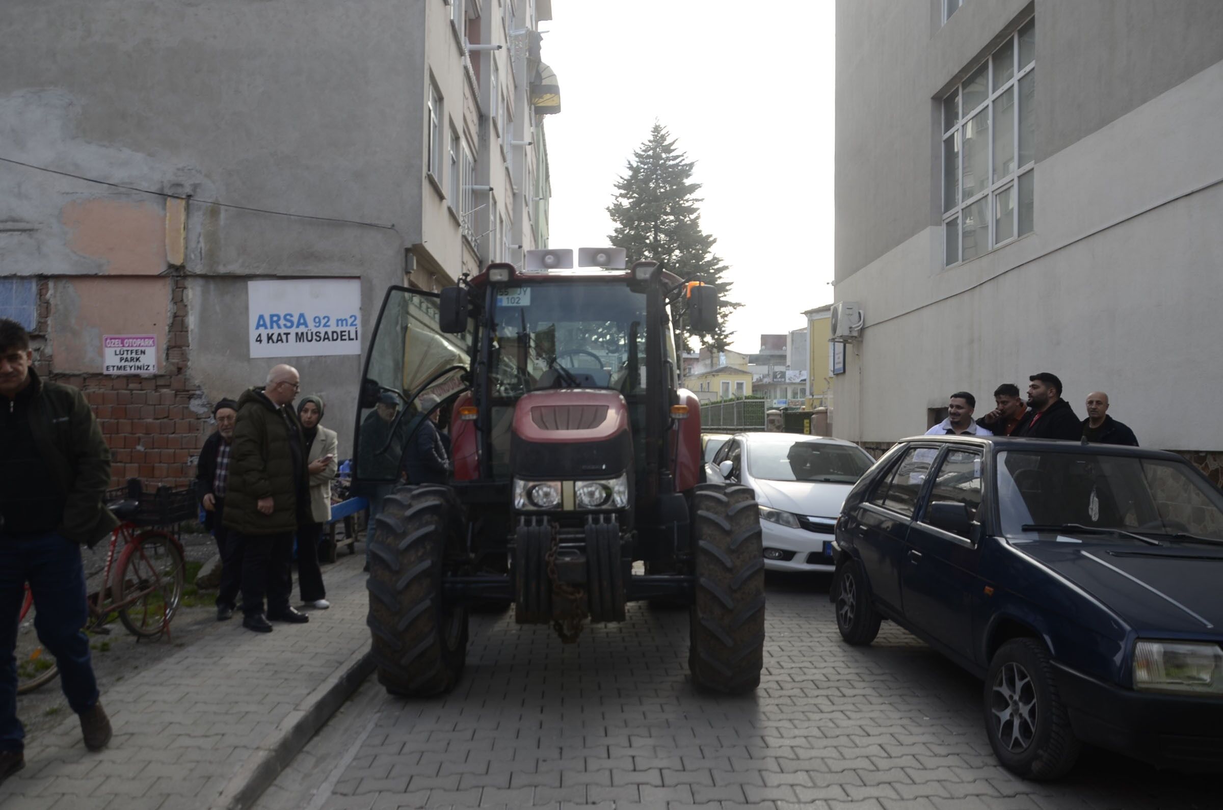 İki Yıldır Çözüm Bulamadı, Traktörüyle Bafra Belediyesi Önüne Dayandı (2)