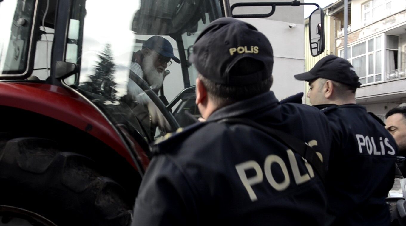 İki Yıldır Çözüm Bulamadı, Traktörüyle Bafra Belediyesi Önüne Dayandı (3)