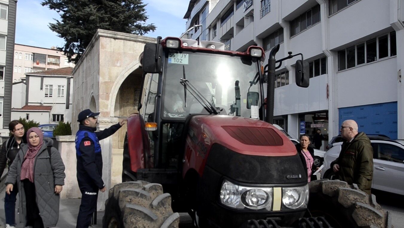 İki Yıldır Çözüm Bulamadı, Traktörüyle Bafra Belediyesi Önüne Dayandı (5)