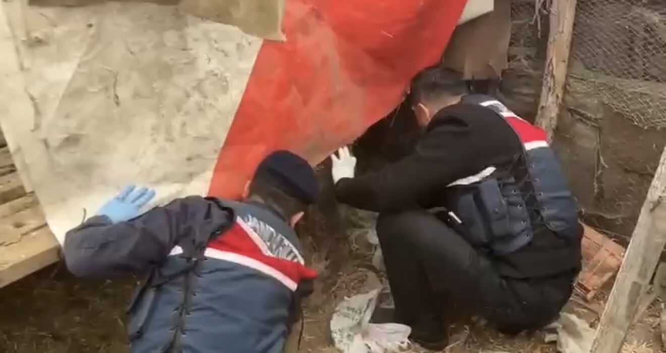 Jandarma, Kümese Saklanan Uyuşturucuyu Ele Geçirdi 2 Gözaltı (1)